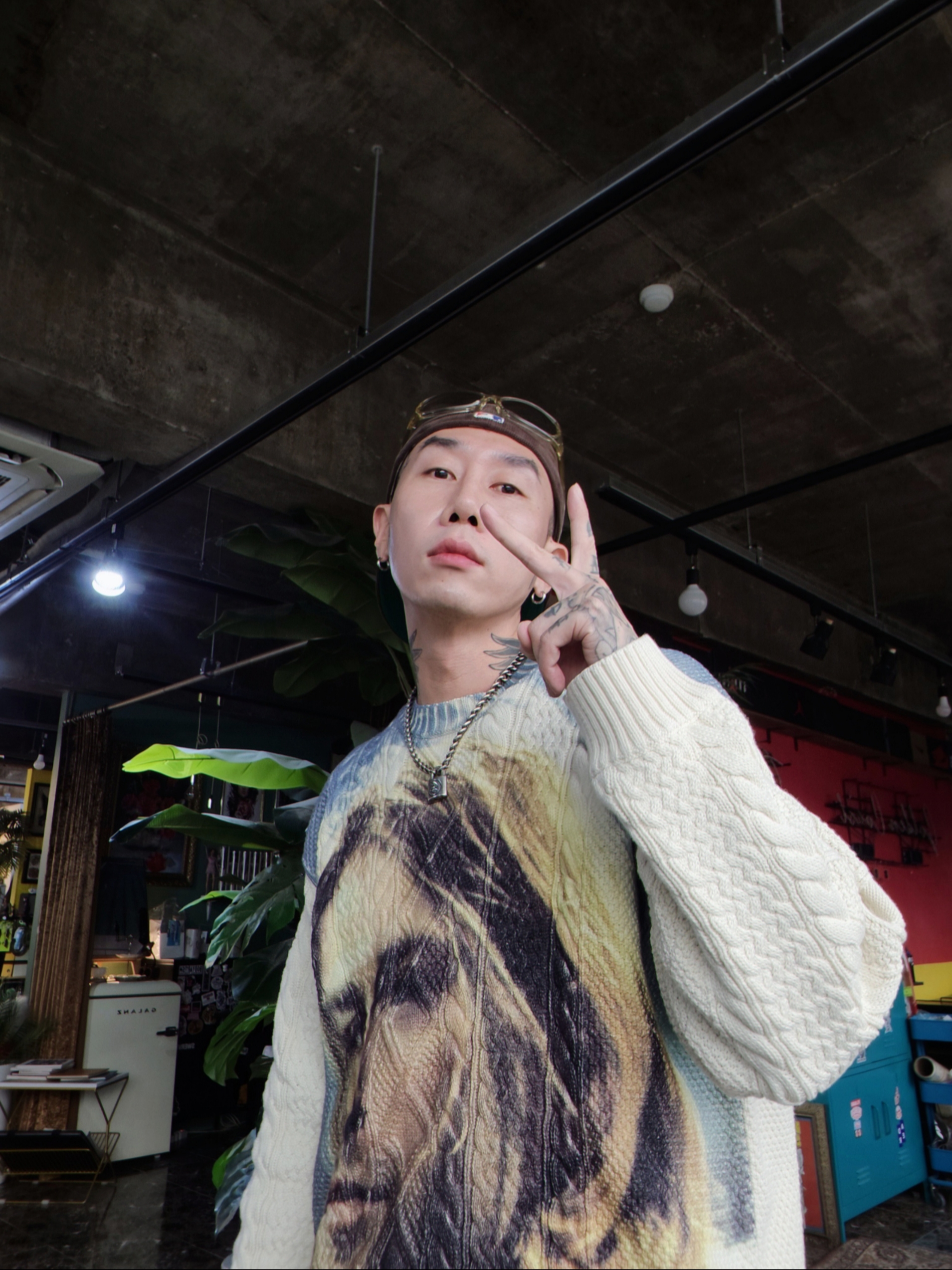 Supreme Kurt Cobain Sweater White - 23SS, Essentials x New Era Corduroy 59FIFTY Fitted Cap Walnut 착용 스타일 - 1