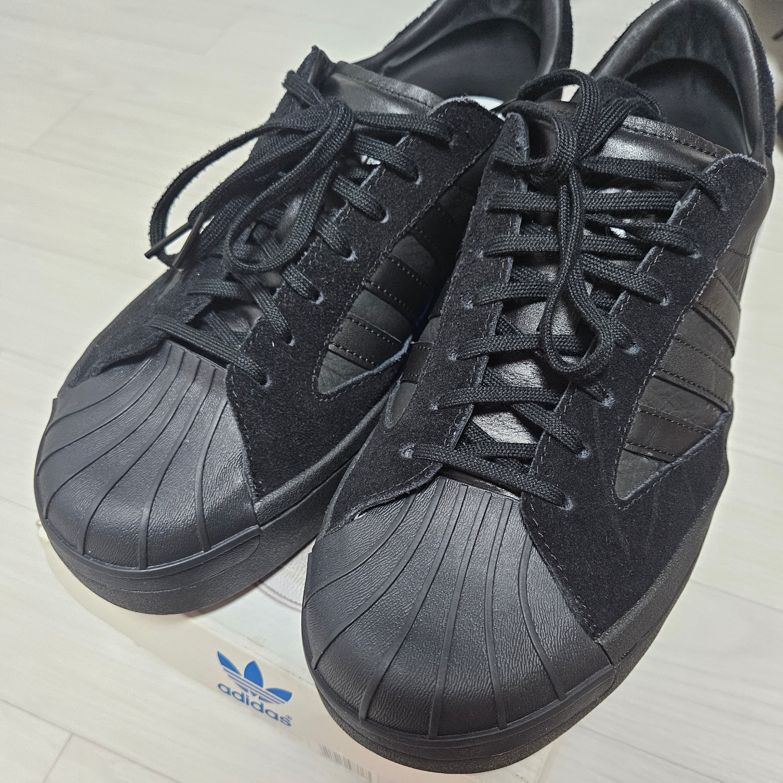 Y-3 Yohji Star Triple Black 착용 스타일 - 1