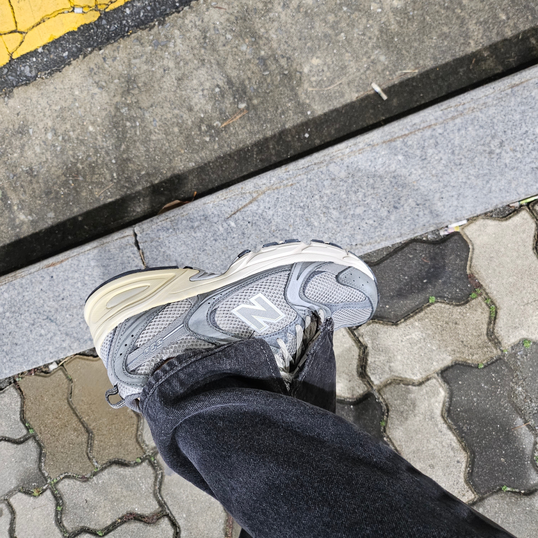 New Balance 530 Premium Vintage Grey Matter 착용 스타일