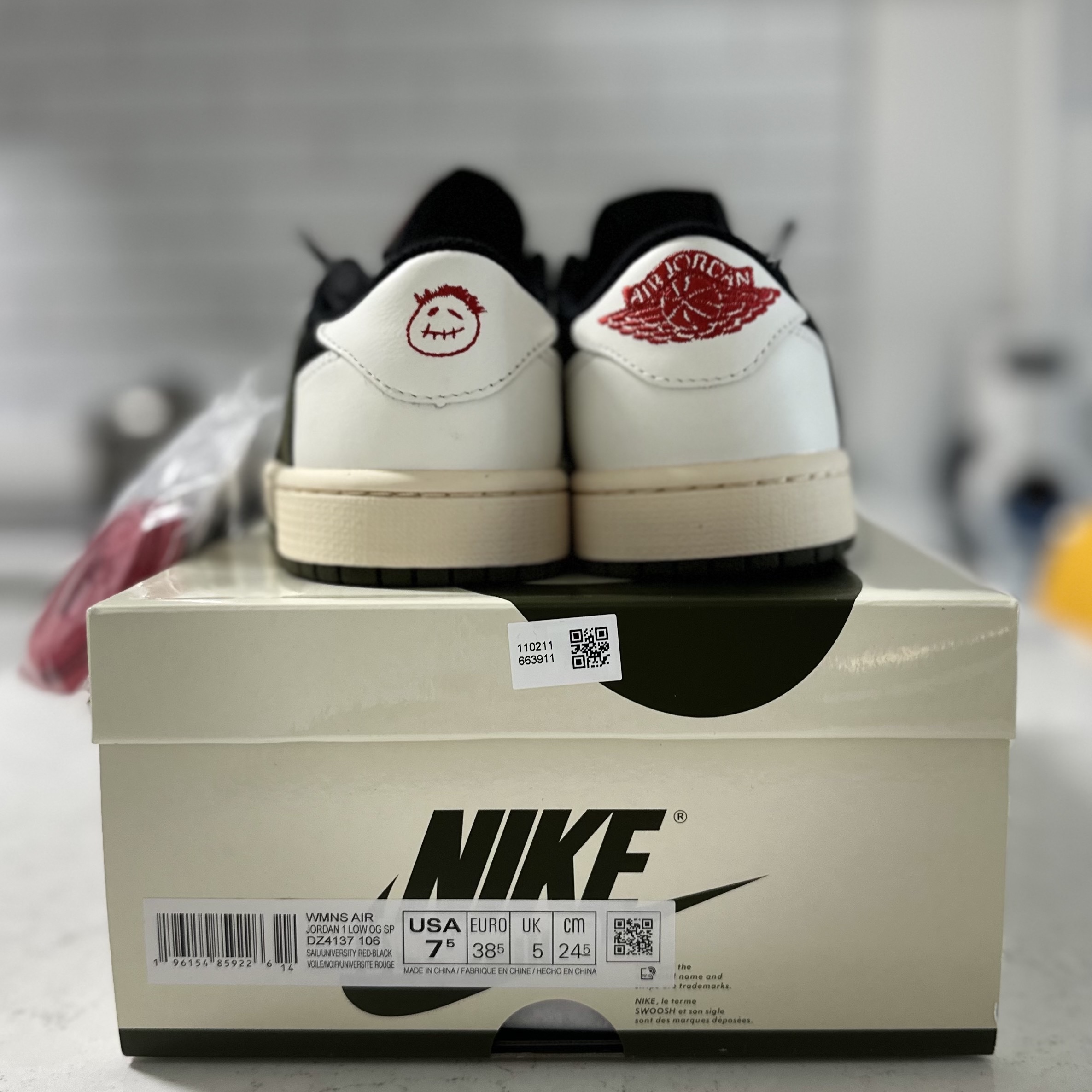 (W) Jordan 1 x Travis Scott Retro Low OG SP Medium Olive 착용 스타일 - 2