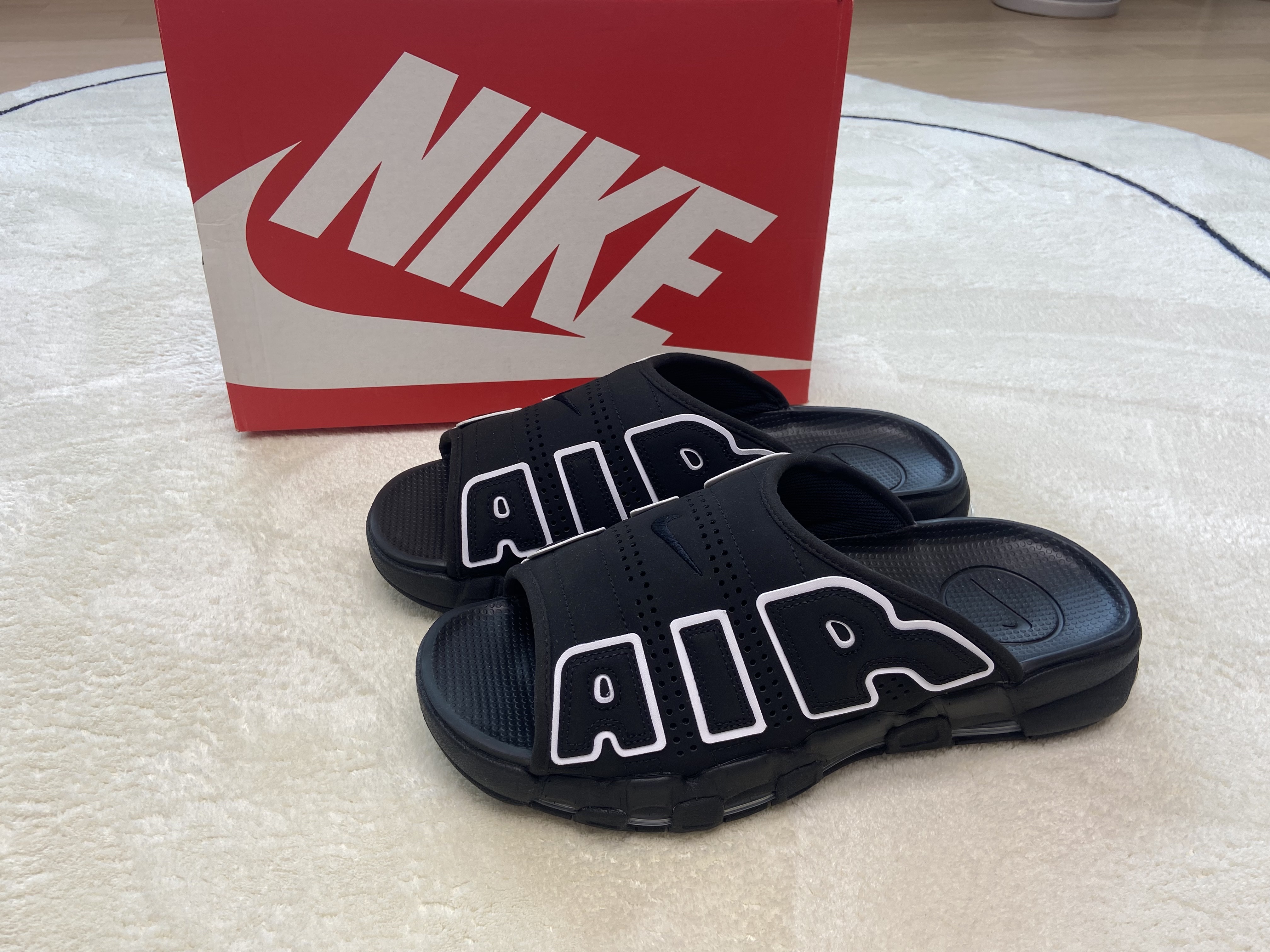 Nike Air More Uptempo Slide Black White 착용 스타일 - 1