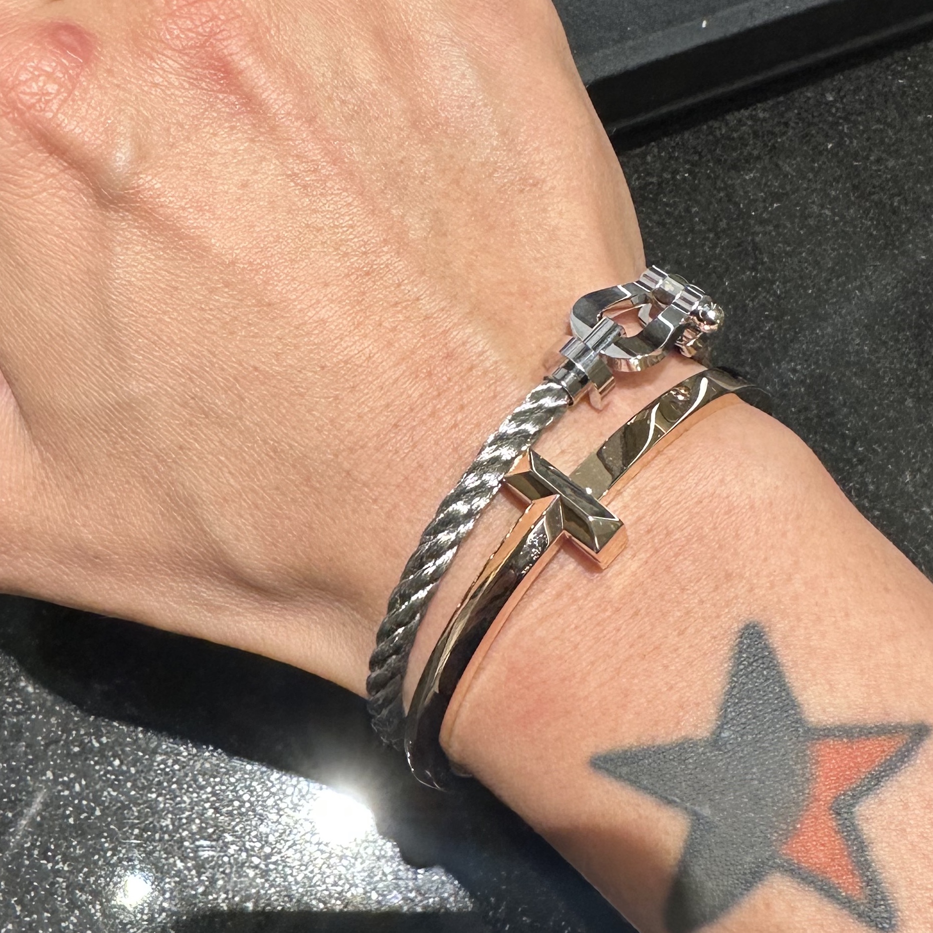Fred Force 10 Steel Cable Bracelet Large 18K White Gold, Tiffany & Co. Tiffany T1 Wide Hinged Bangle Rose Gold 착용 스타일 - 1
