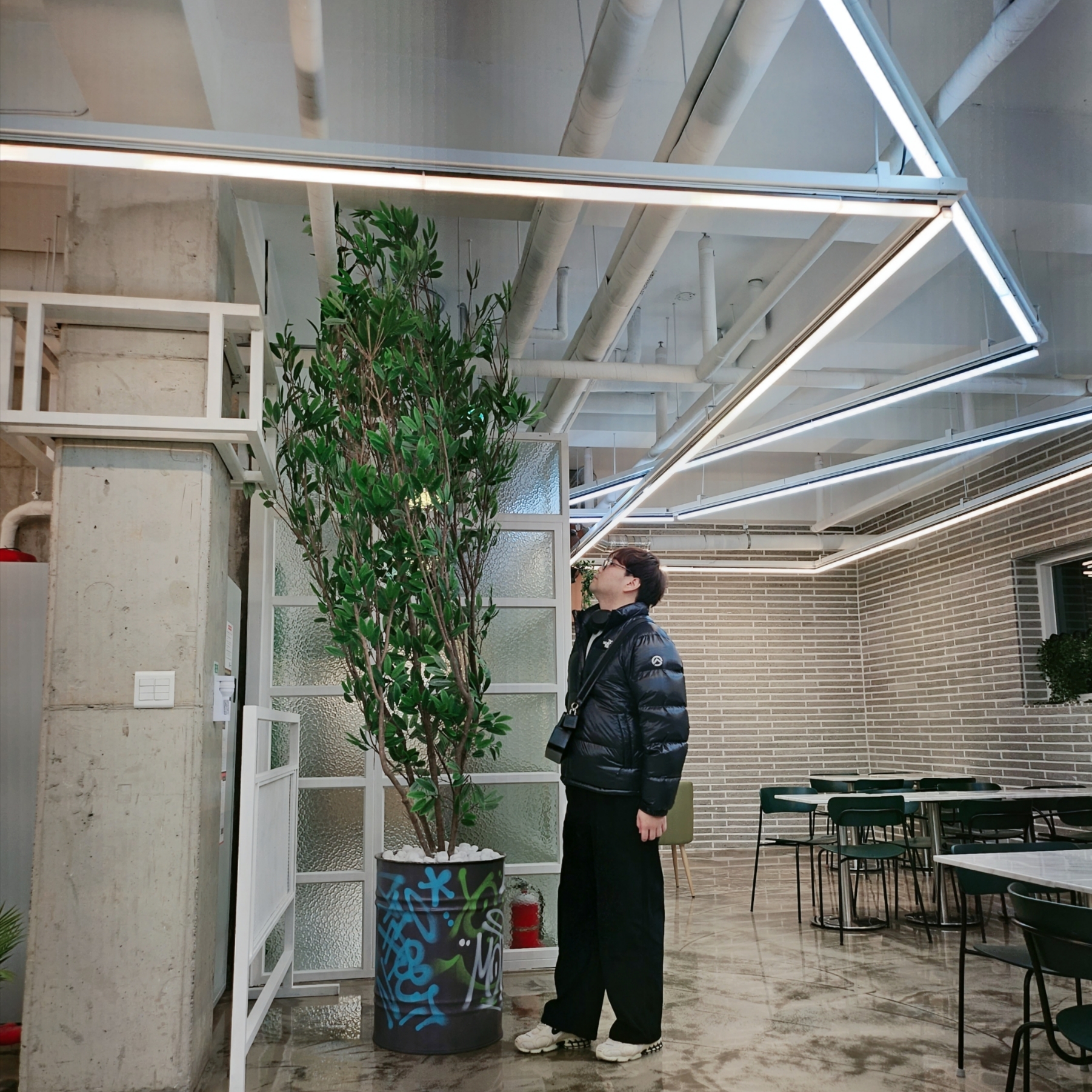 The North Face Quantum Nuptse Jacket Black, Zara x Ader Error Oversize Sweatshirt Grey 착용 스타일 - 3