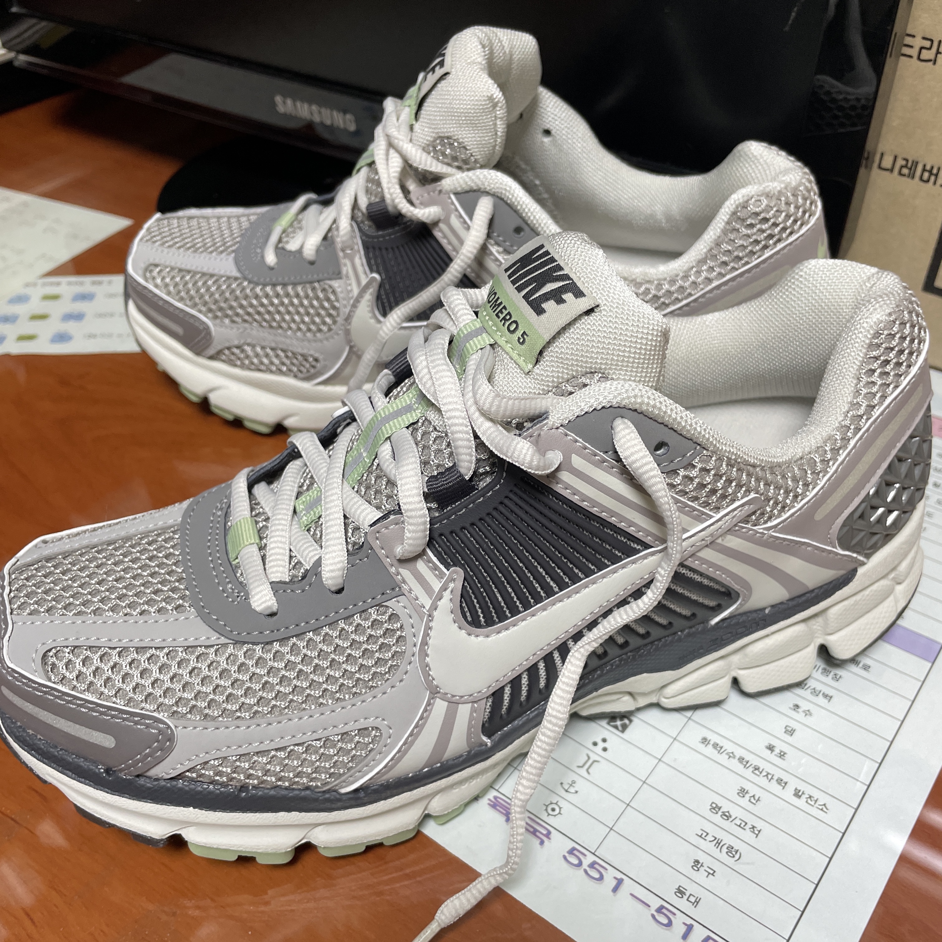 (W) Nike Zoom Vomero 5 Cobblestone and Flat Pewter 착용 스타일