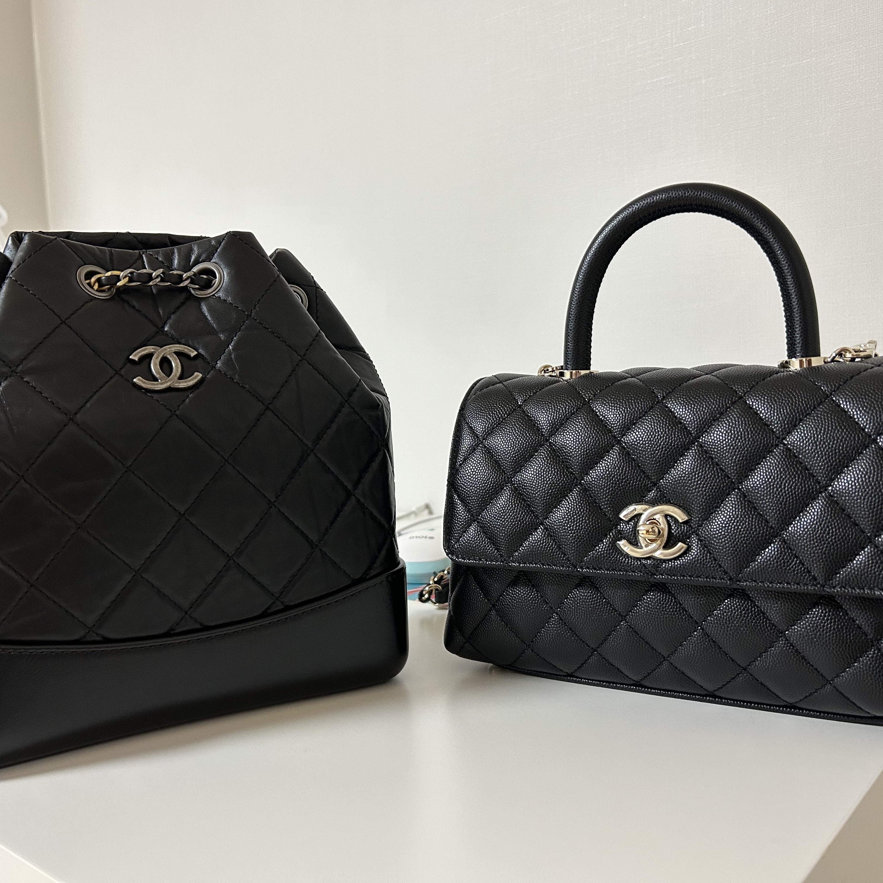 Chanel Flap Bag with Top Handle Grained Calfskin & Gold Black 착용 스타일 - 2