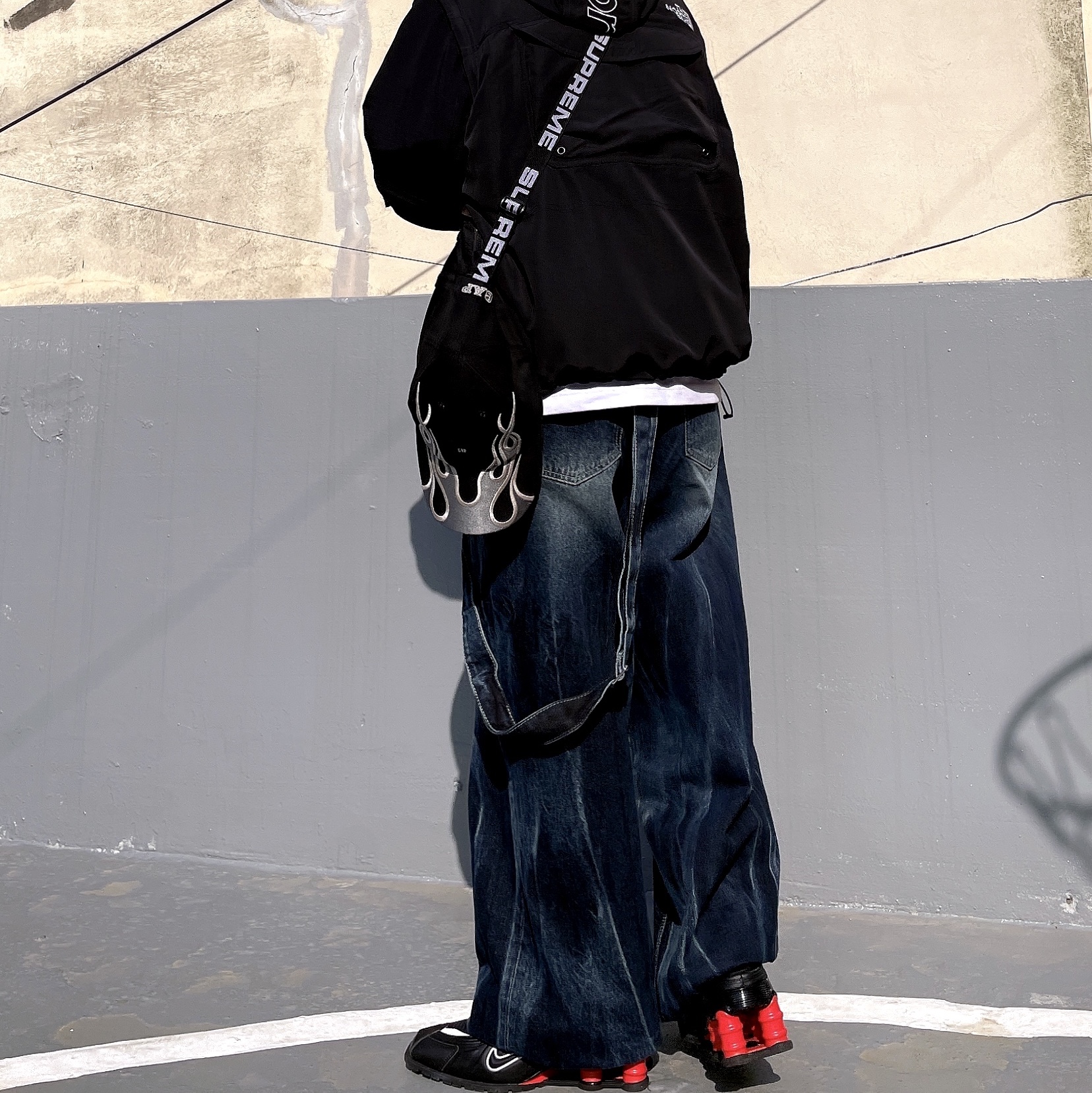 Supreme x The North Face Trekking Convertible Jacket Black - 22SS, Supreme Shoulder Bag Black - 18SS 착용 스타일