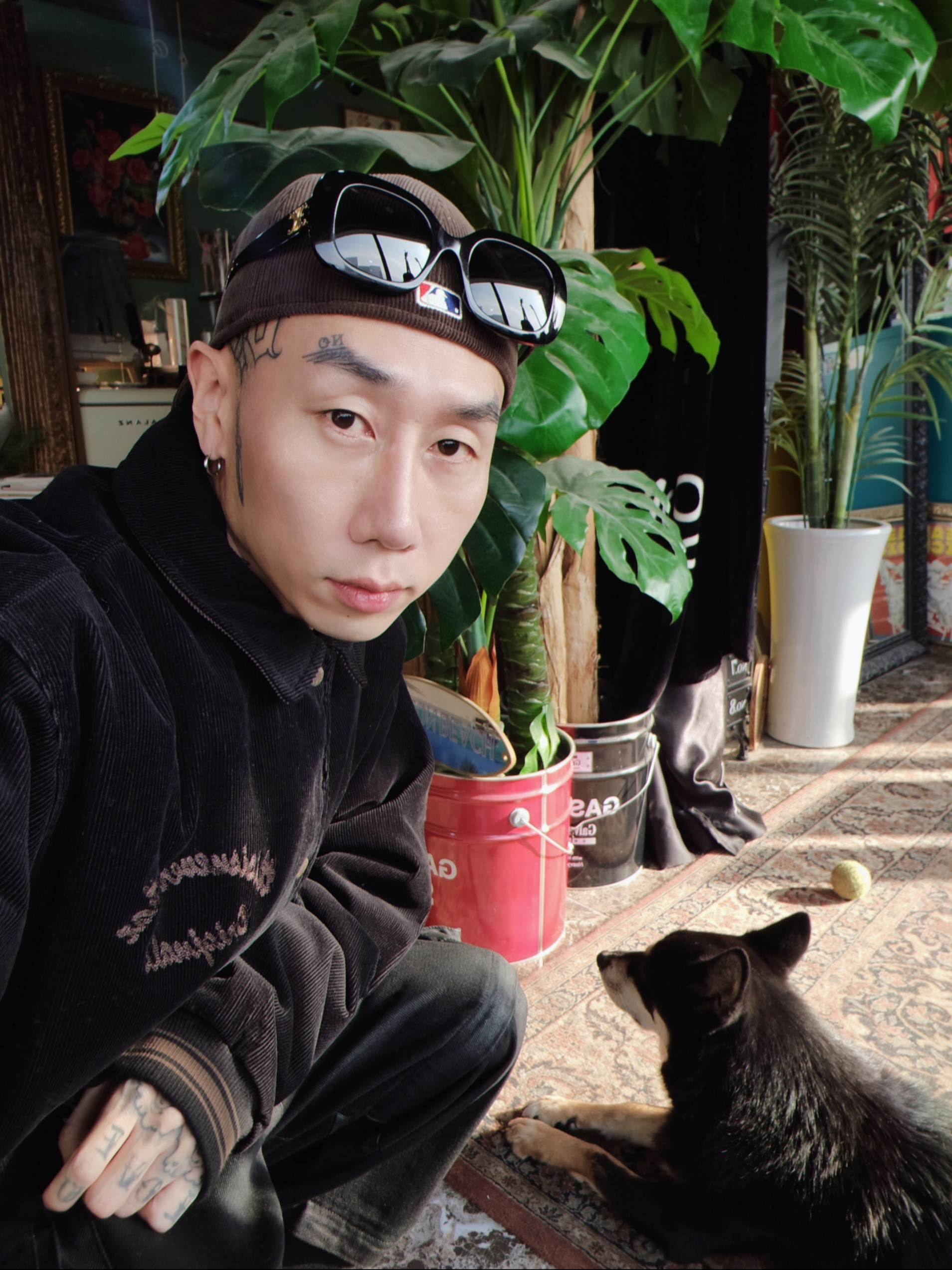Project G/R Oversized Convertible Cargo Pants Coated Black, Essentials x New Era Corduroy 59FIFTY Fitted Cap Walnut 착용 스타일 - 1