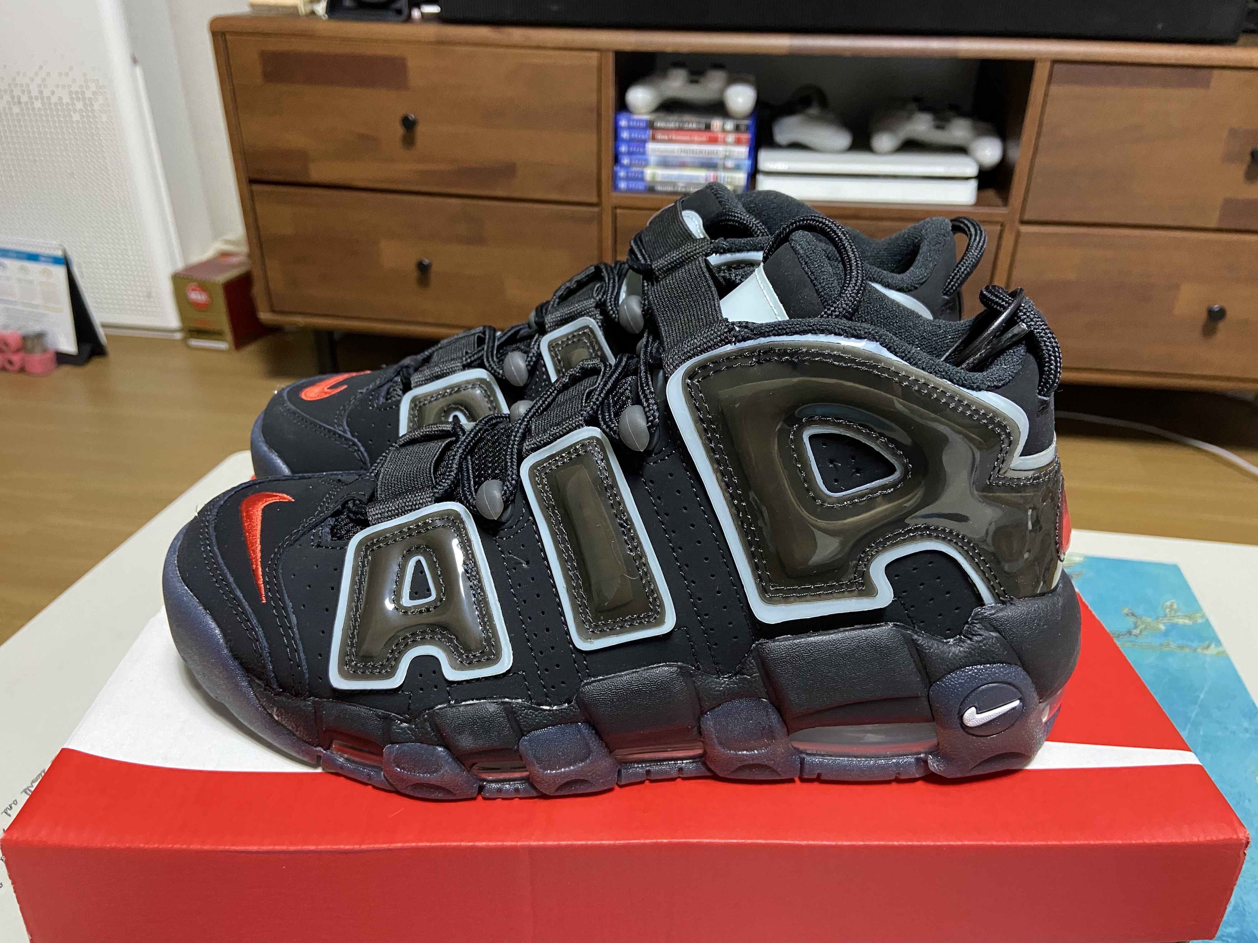 Nike Air More Uptempo 96 Maximum Volume 착용 스타일 - 1