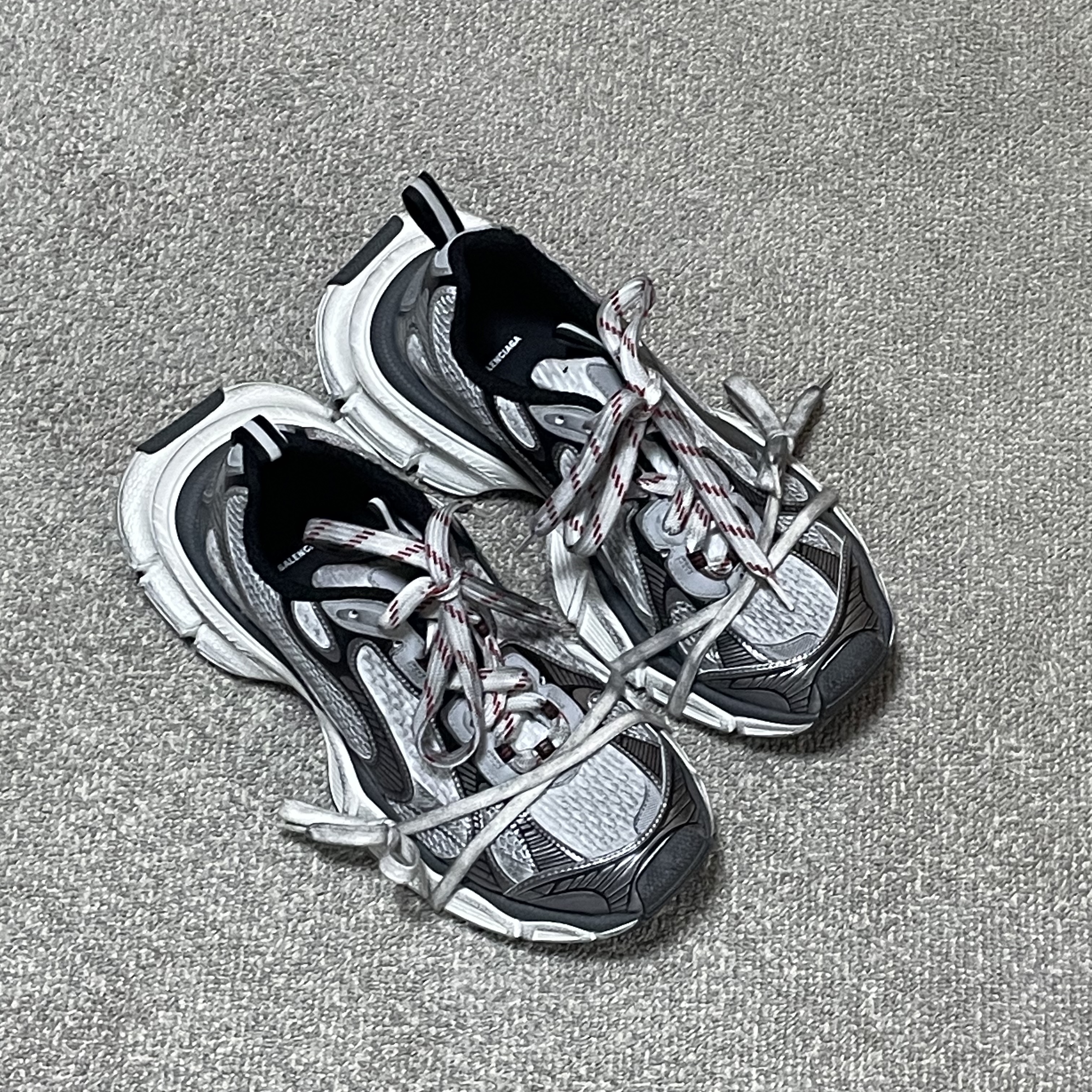 Balenciaga 3XL Sneakers Grey White Red 착용 스타일