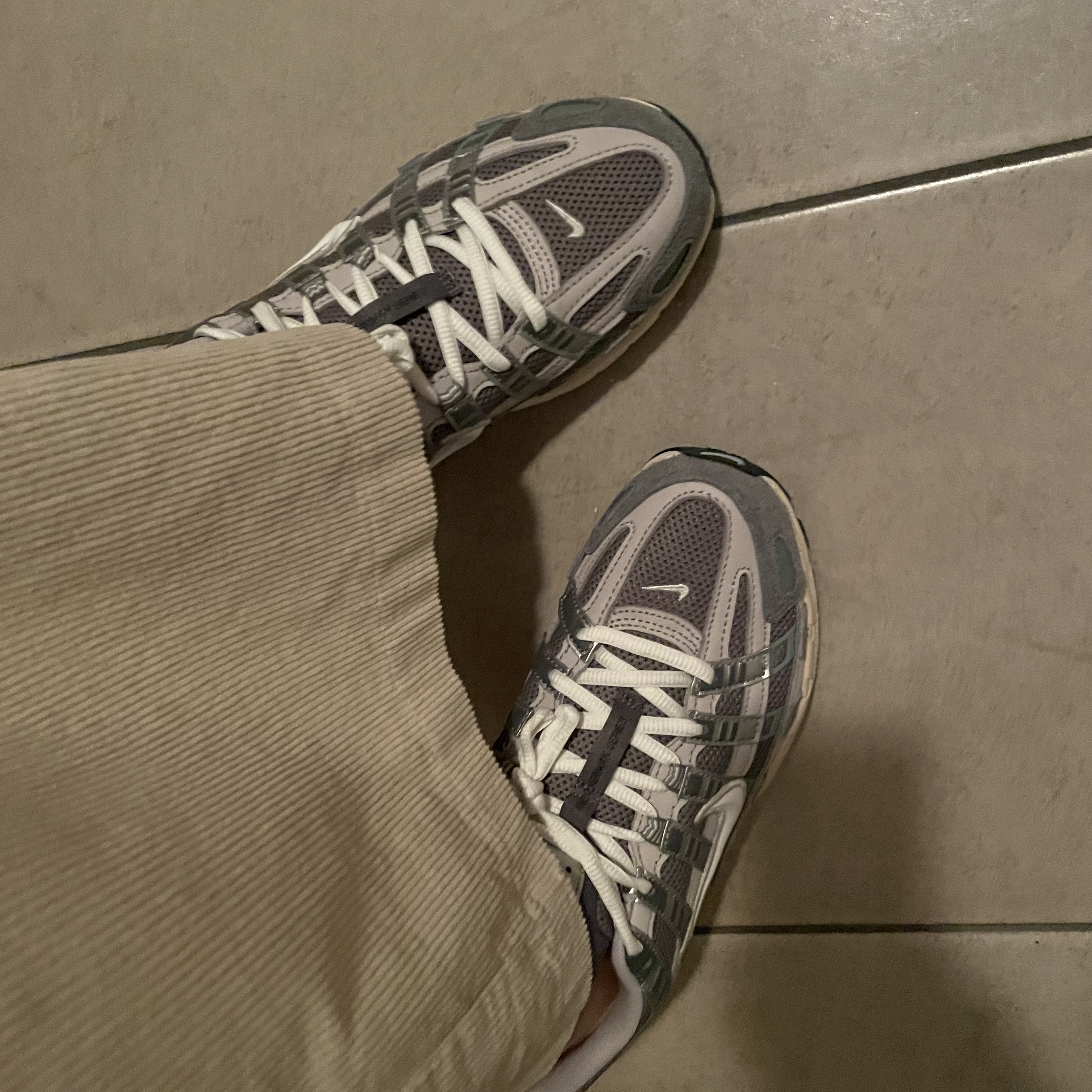 Nike P-6000 Flat Pewter Light Iron Ore 착용 스타일