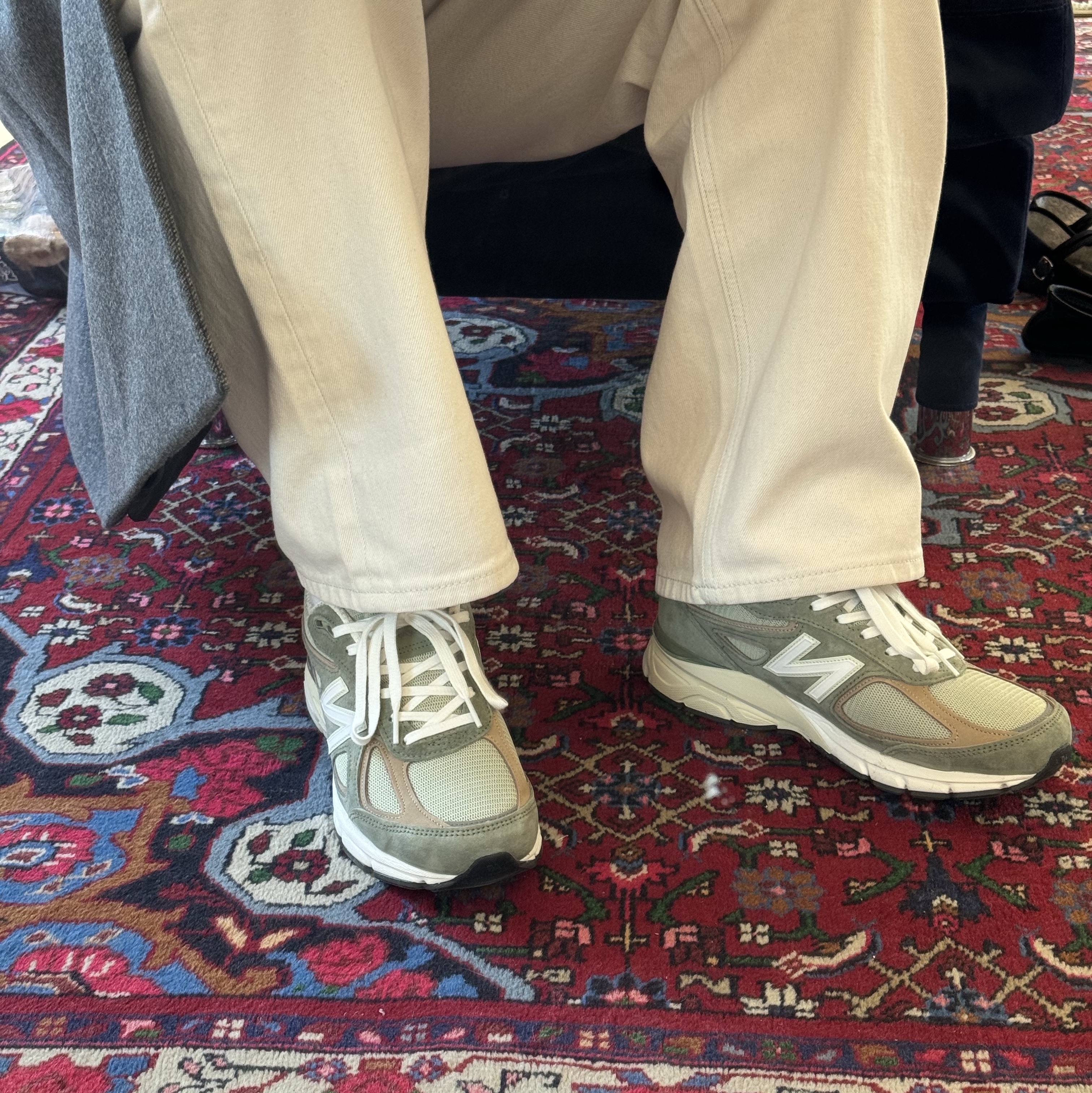 New Balance 990v4 Made in USA Olive Incense 착용 스타일 - 1