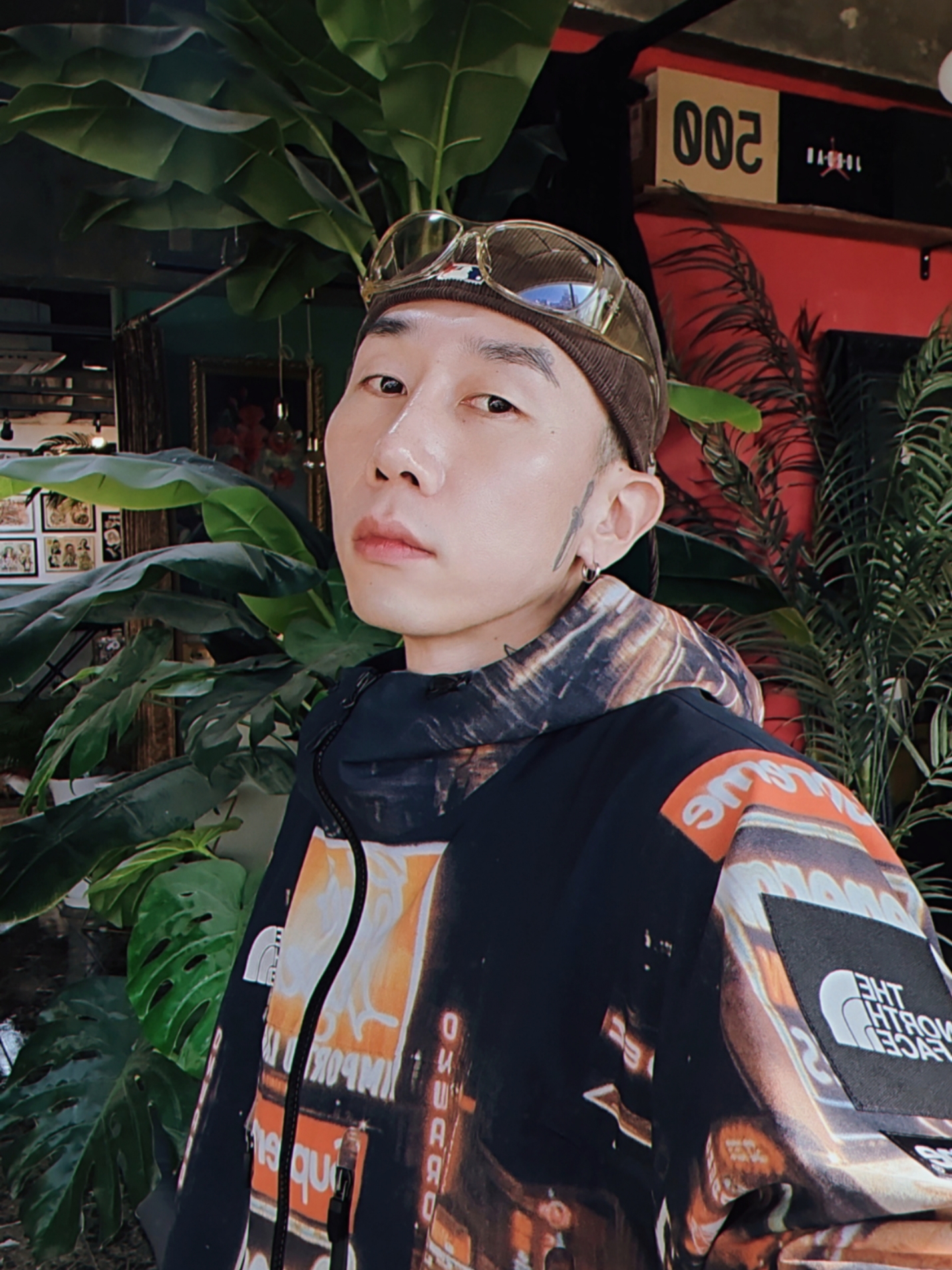 Project G/R Oversized Convertible Cargo Pants Coated Black, Essentials x New Era Corduroy 59FIFTY Fitted Cap Walnut 착용 스타일 - 4