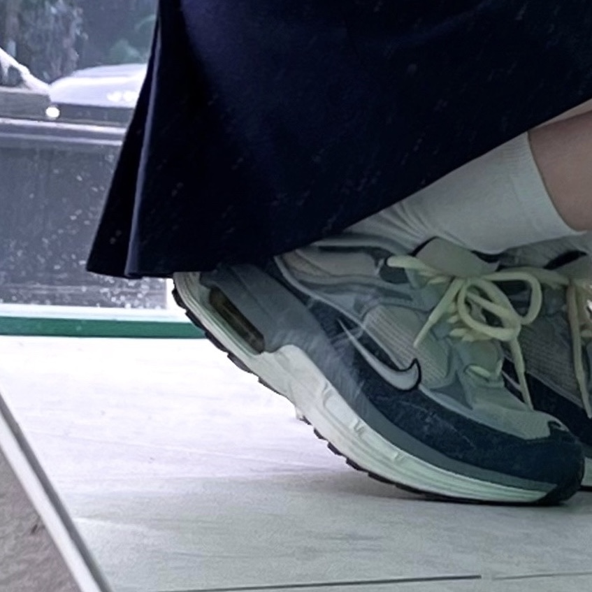 (W) Nike Air Max Bliss Light Iron Ore Armory Navy 착용 스타일