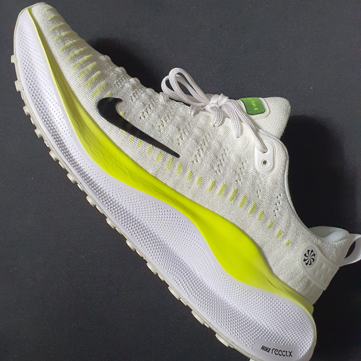 Nike ReactX Infinity Run 4 White Light Lemon Twist 착용 스타일