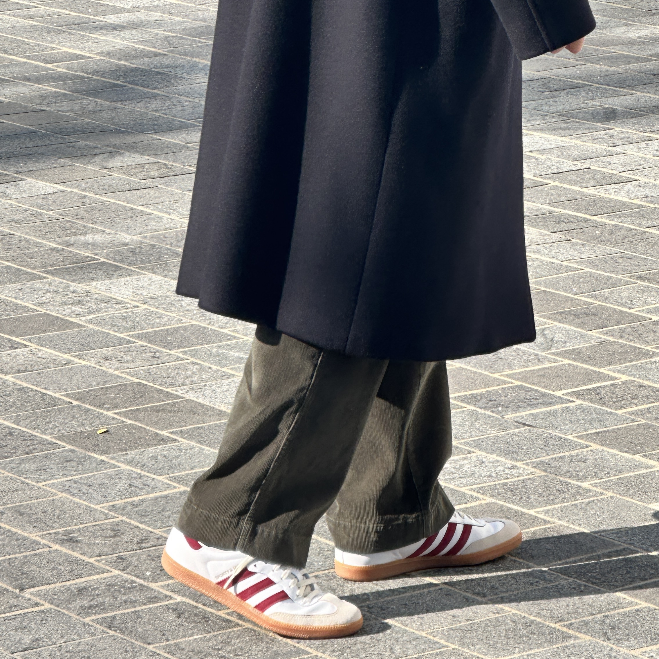 Adidas x Sporty & Rich Samba OG Cloud White Collegiate Burgundy 착용 스타일 - 1