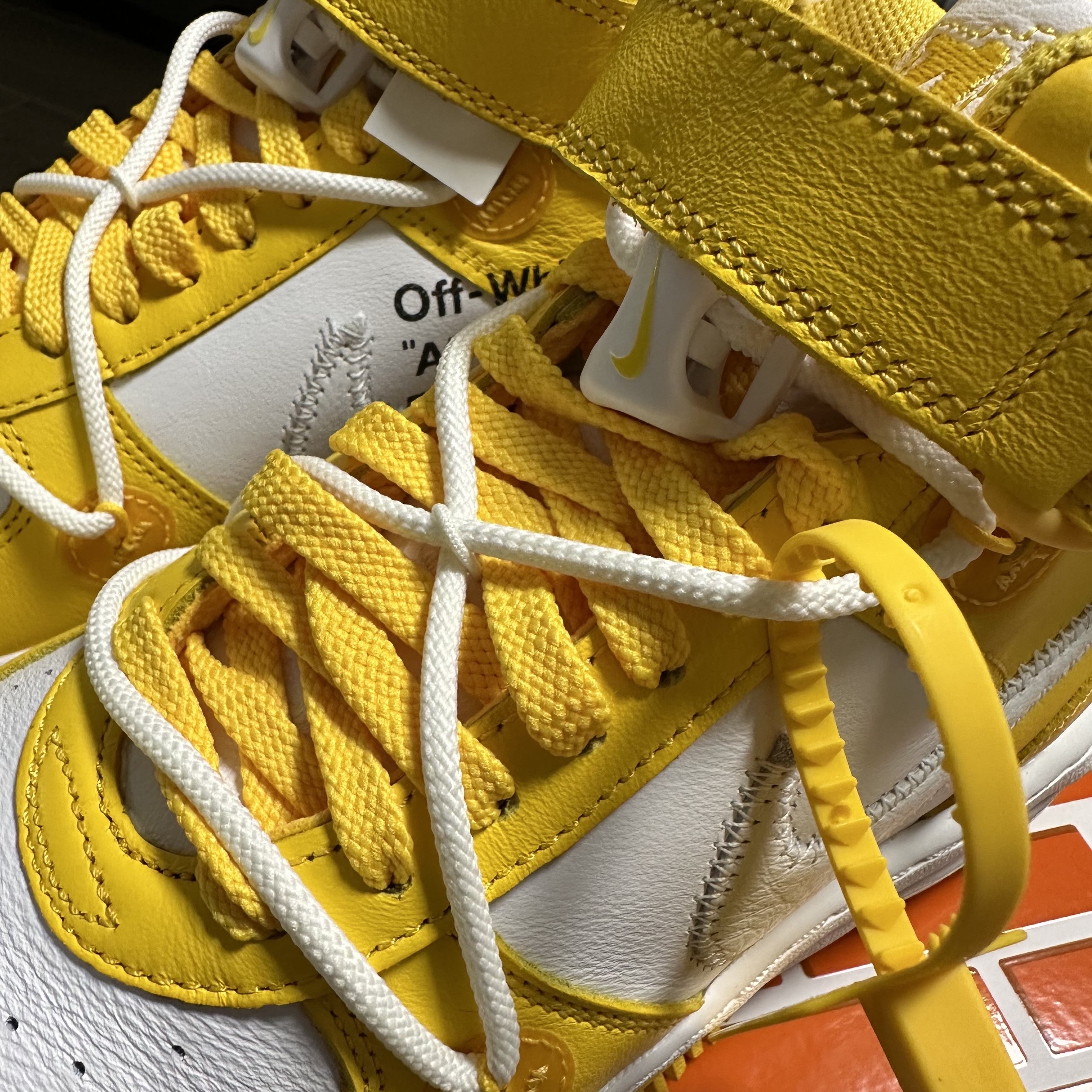 Nike x Off-White Air Force 1 Mid SP Leather Varsity Maize 착용 스타일 - 2