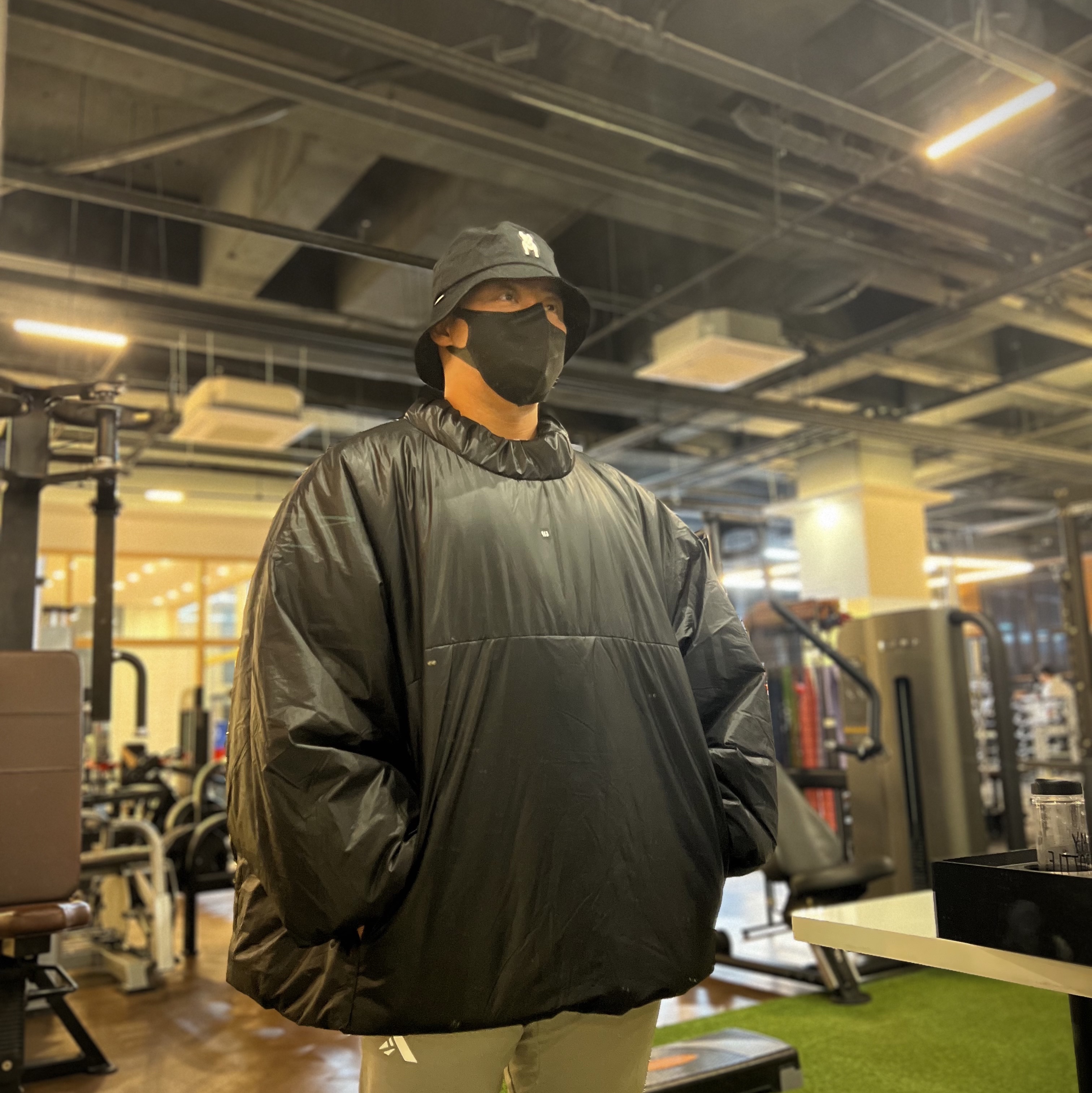 Yeezy Gap Engineered By Balenciaga Mock Neck Pullover Puffer Black 착용 스타일