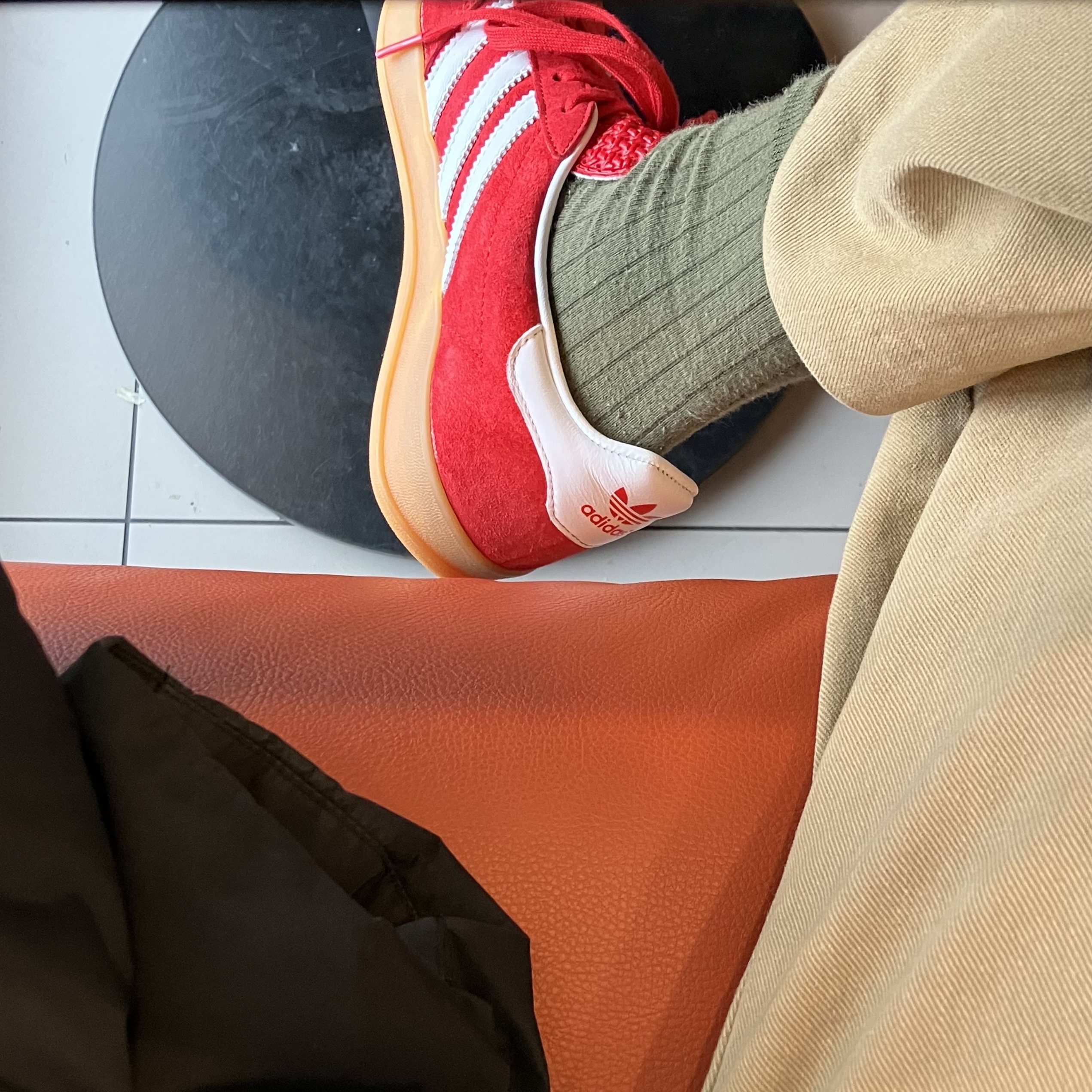 Adidas Gazelle Indoor Scarlet 착용 스타일