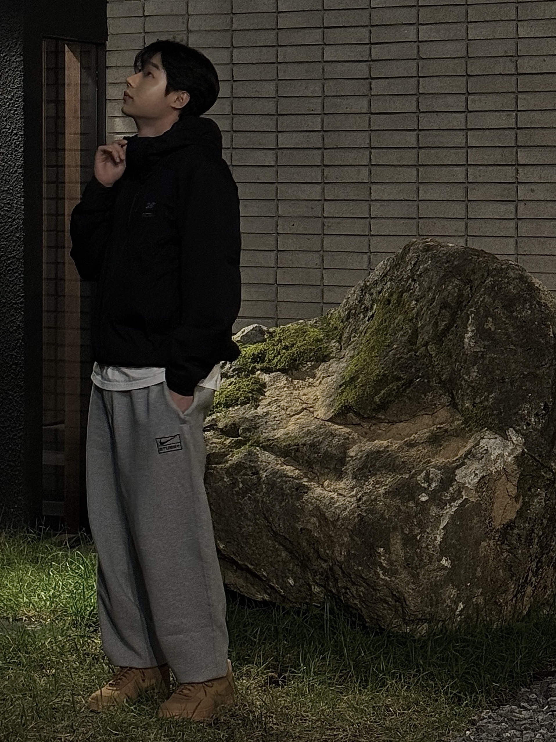 Arc'teryx Atom Hoody Black, Nike x Stussy NRG Fleece Pants Dark Grey Heather (DO9340-063) 착용 스타일