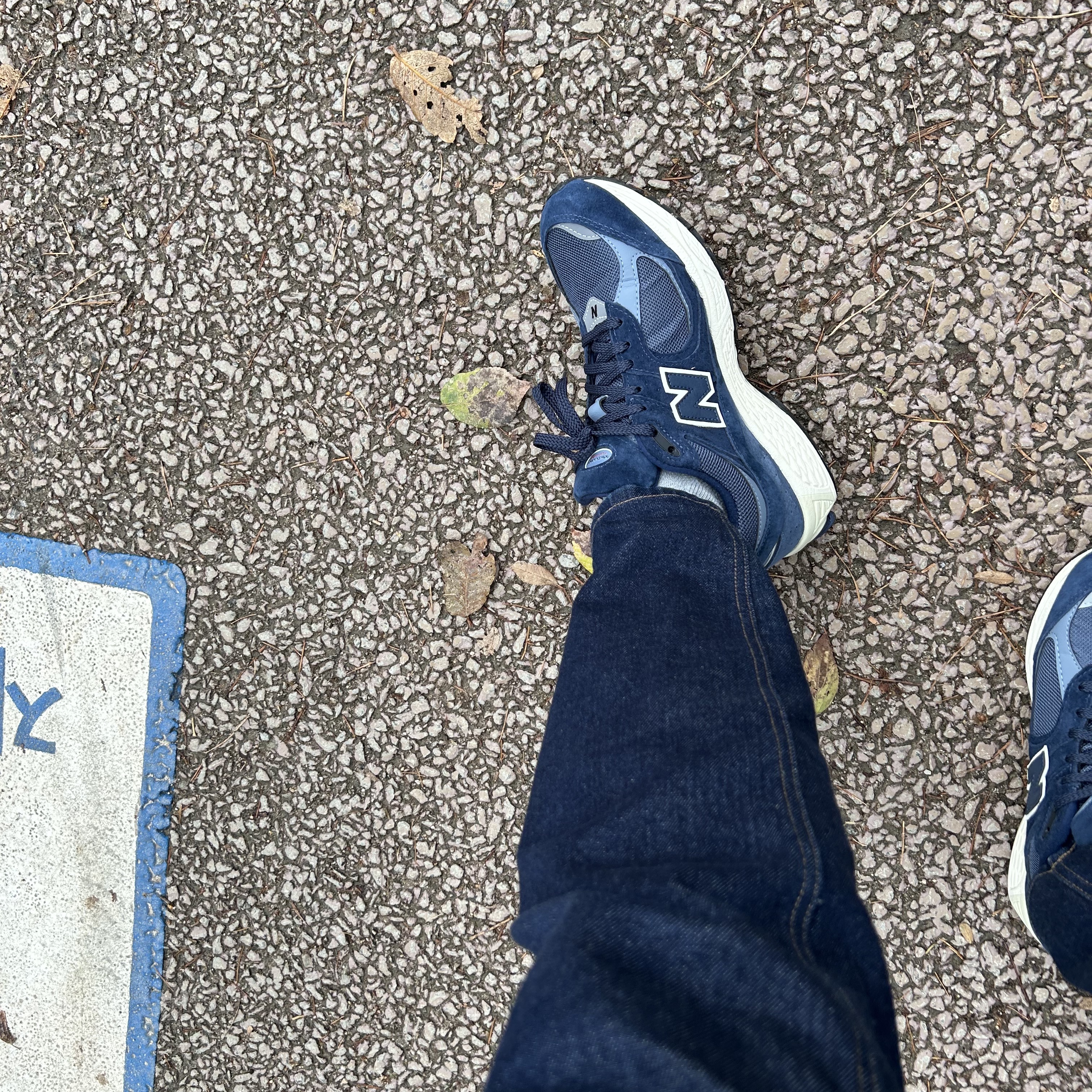 New Balance 2002R Gore-Tex Navy Arctic Grey 착용 스타일