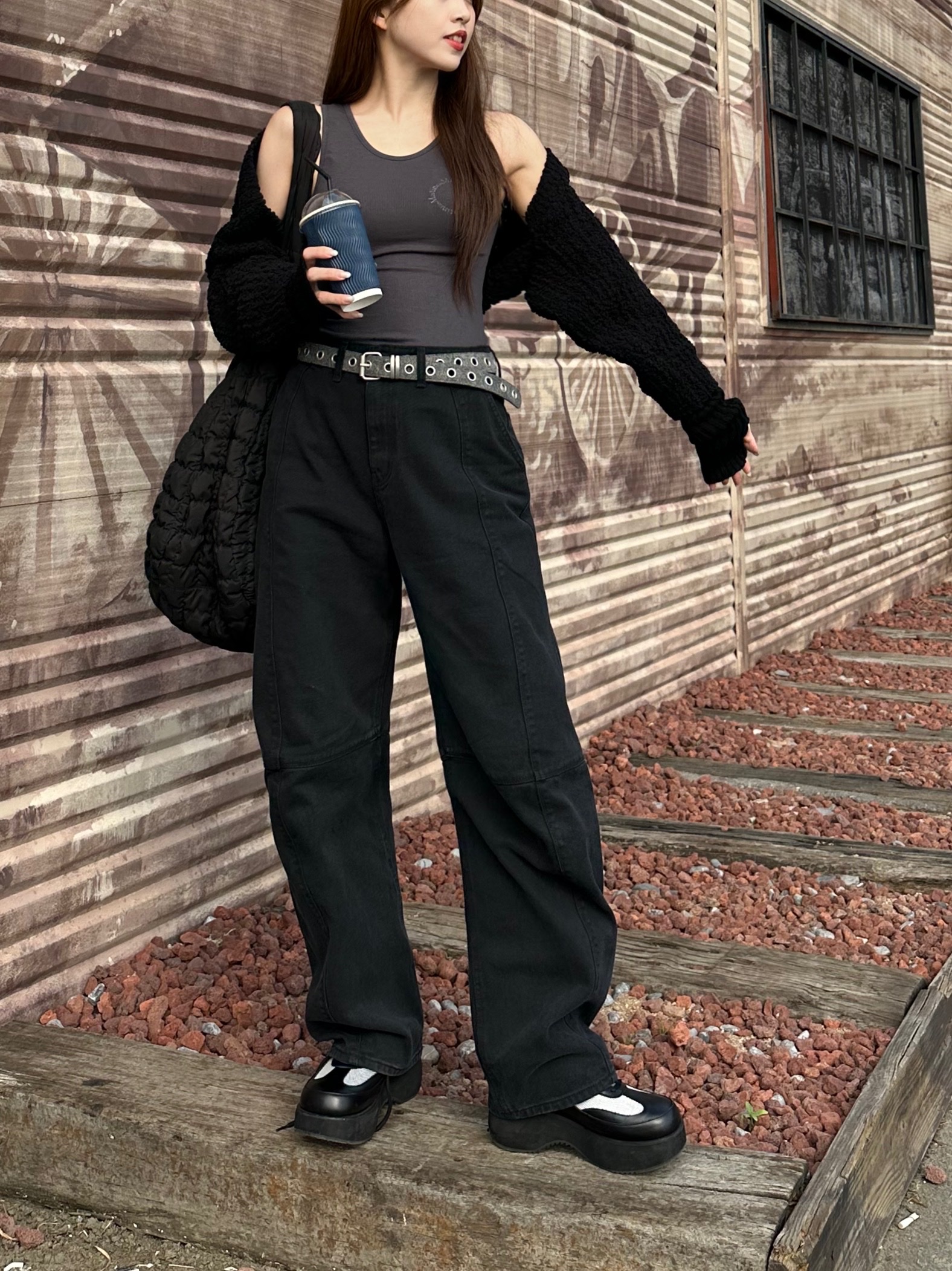 COS Quilted Oversized Shoulder Bag Black 착용 스타일 - 2