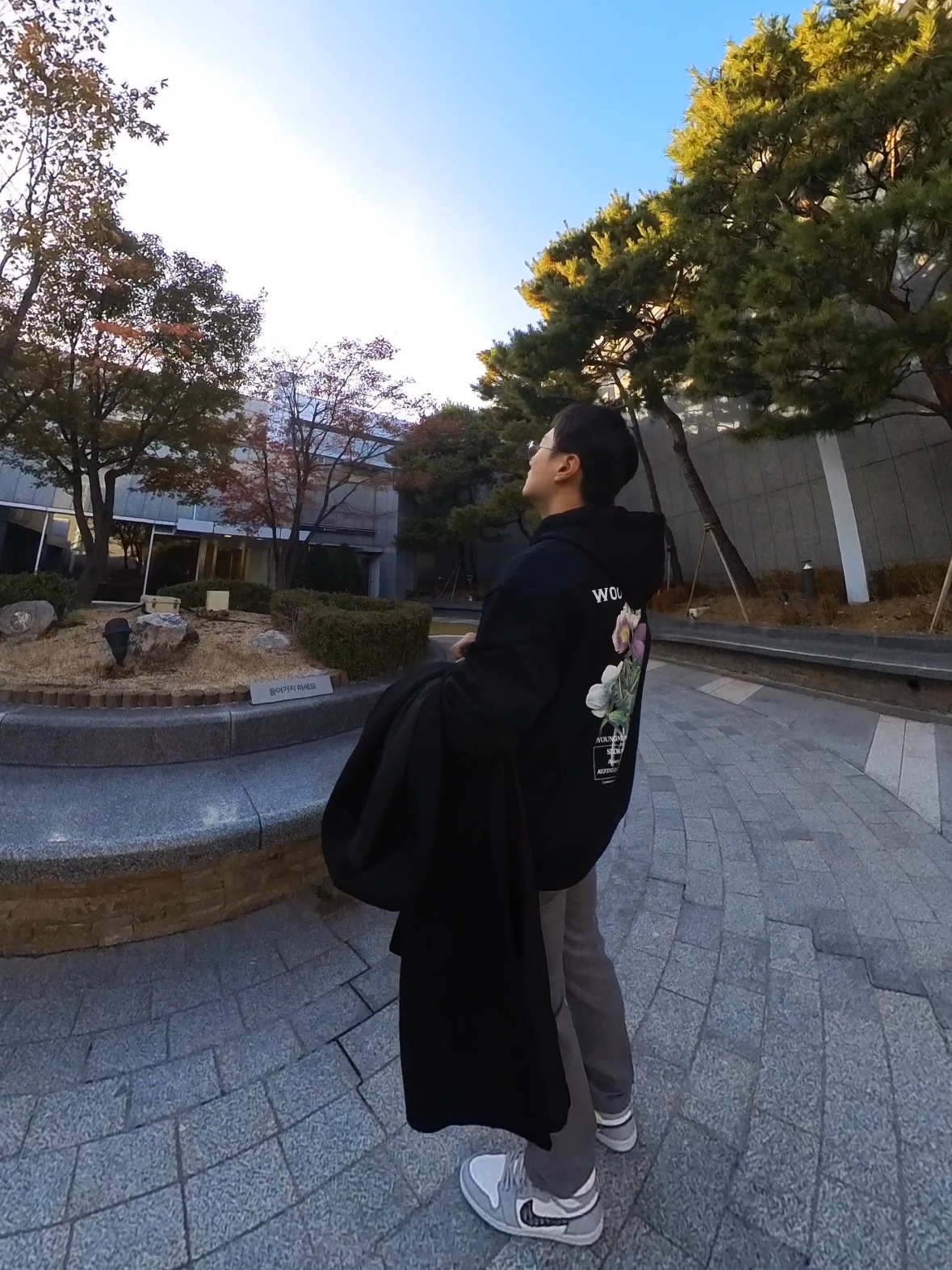 Wooyoungmi Flower Back Logo Hoodie Black - 23FW, Wooyoungmi Robe Coat Black 착용 스타일 - 7
