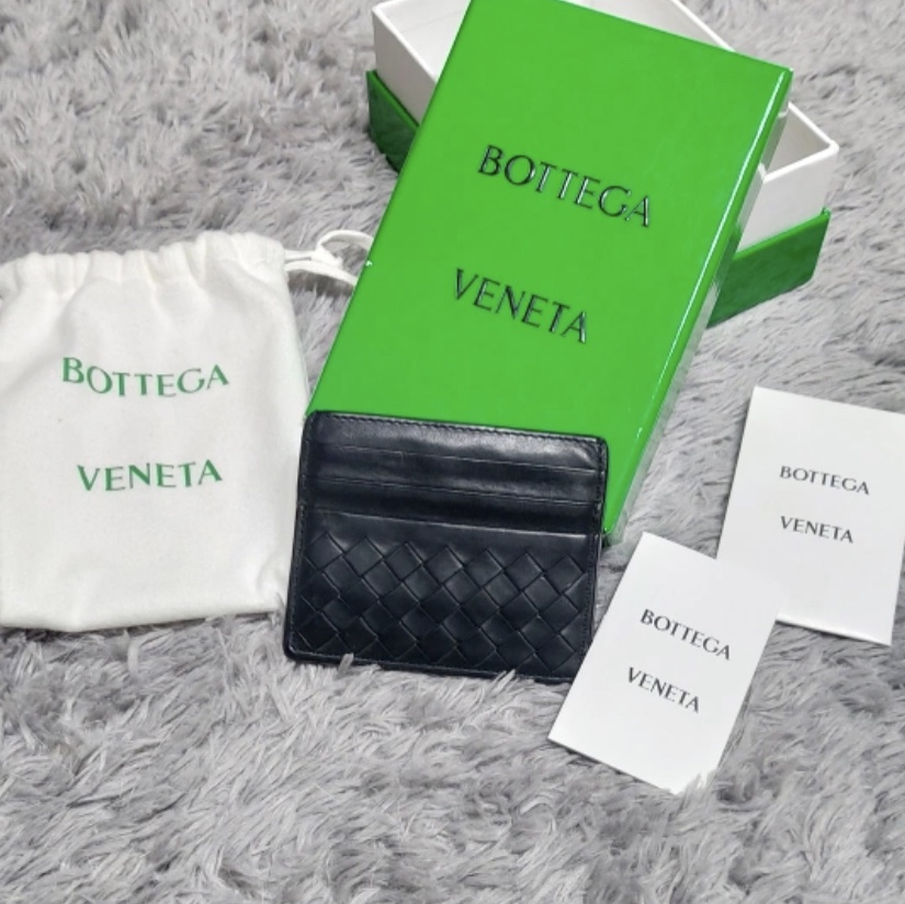 Bottega Veneta Credit Card Case Black 착용 스타일