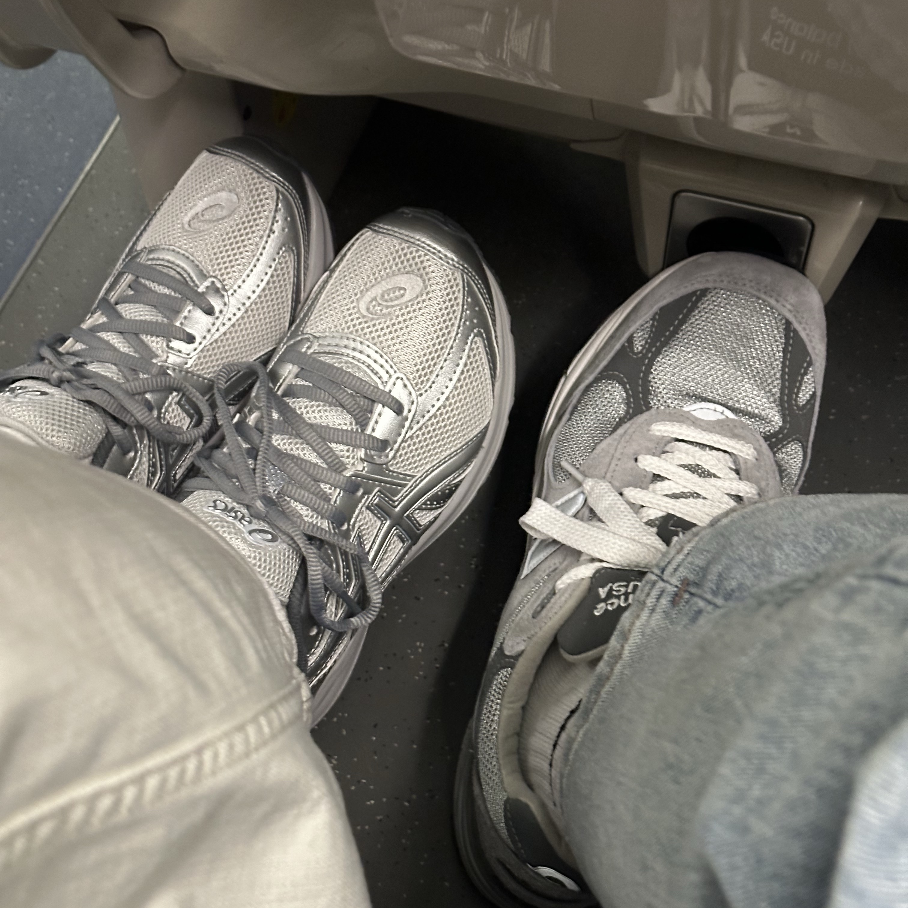 Asics Jog 100 S SMU Glacier Grey Pure Silver - 2E Wide, New Balance 993 Made in USA Grey - D Standard 착용 스타일