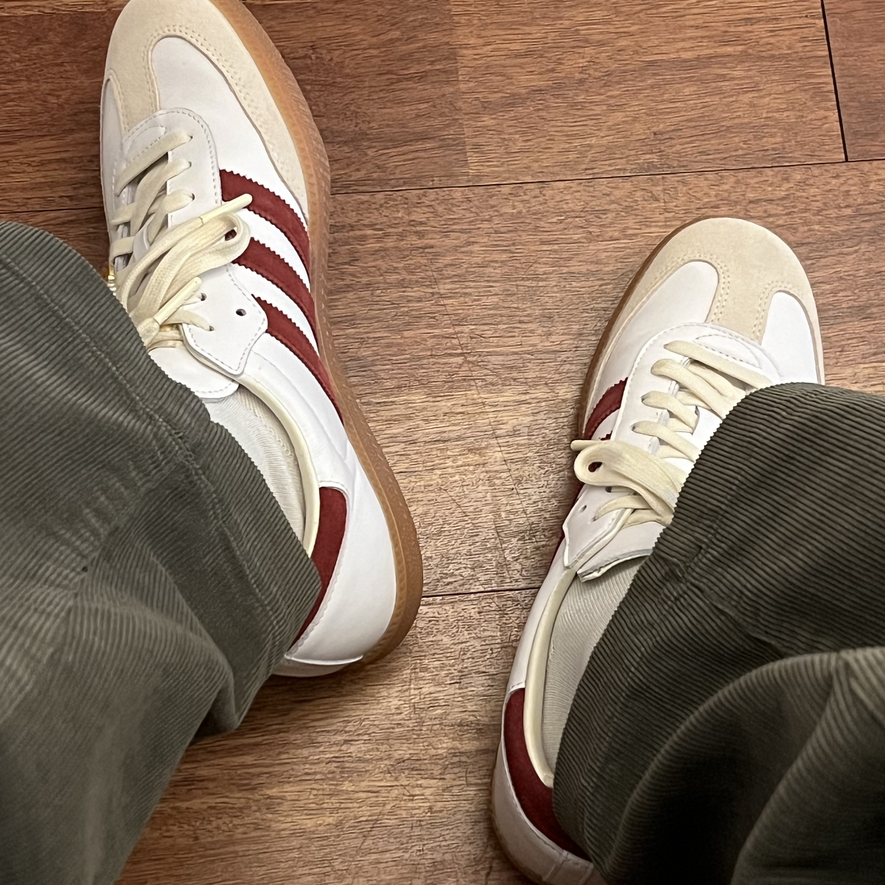 Adidas x Sporty & Rich Samba OG Cloud White Collegiate Burgundy 착용 스타일 - 3