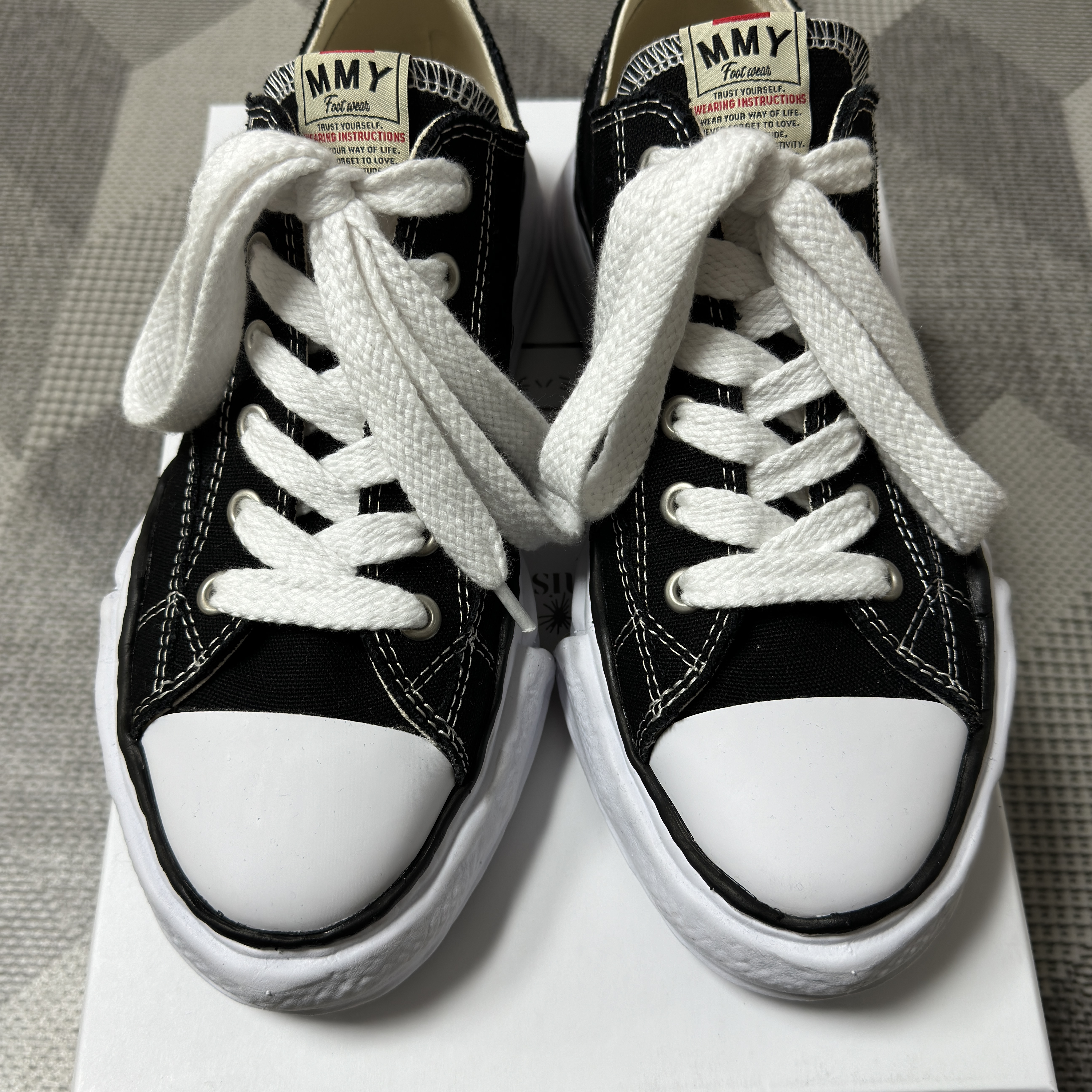 Maison Mihara Yasuhiro Peterson OG Sole Canvas Low Sneakers Black 착용 스타일 - 2