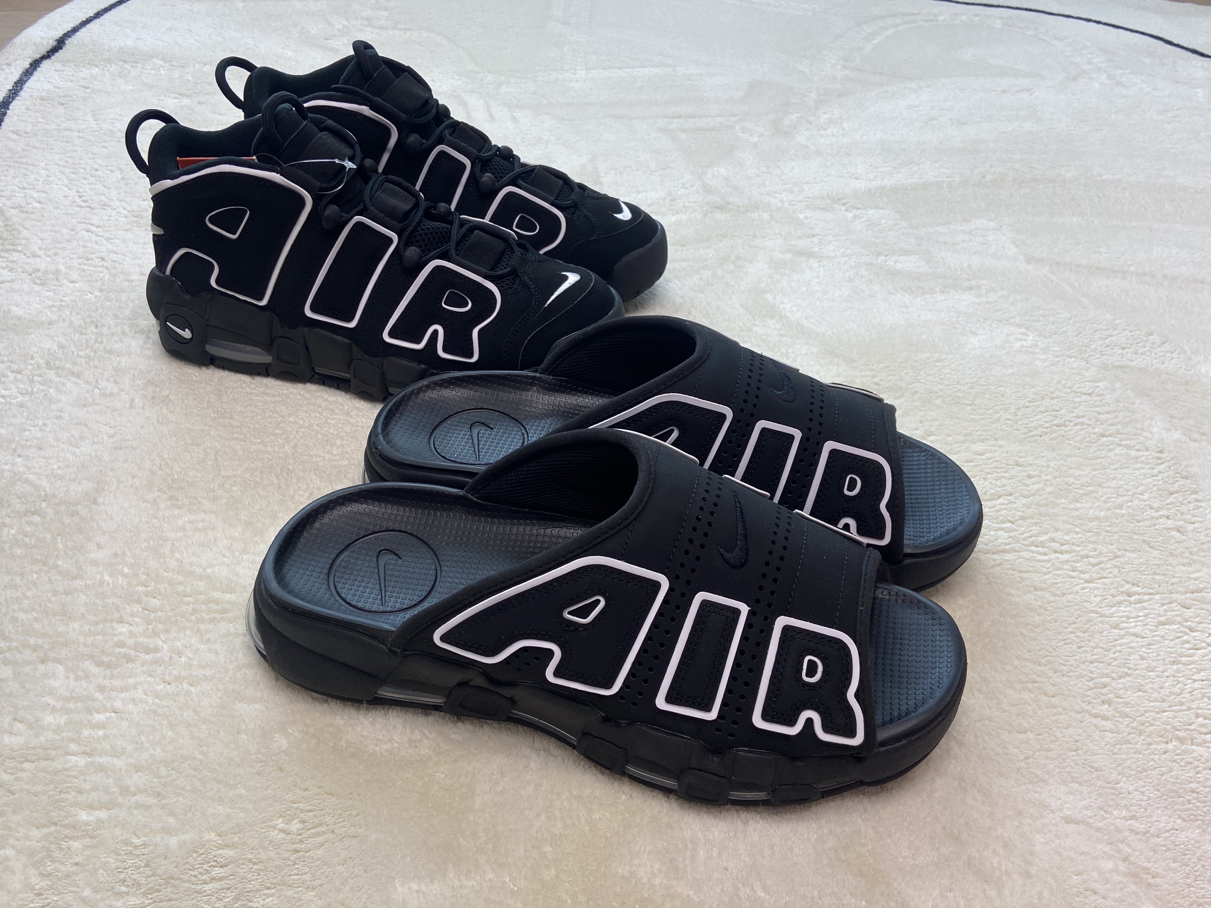 Nike Air More Uptempo Slide Black White 착용 스타일 - 2
