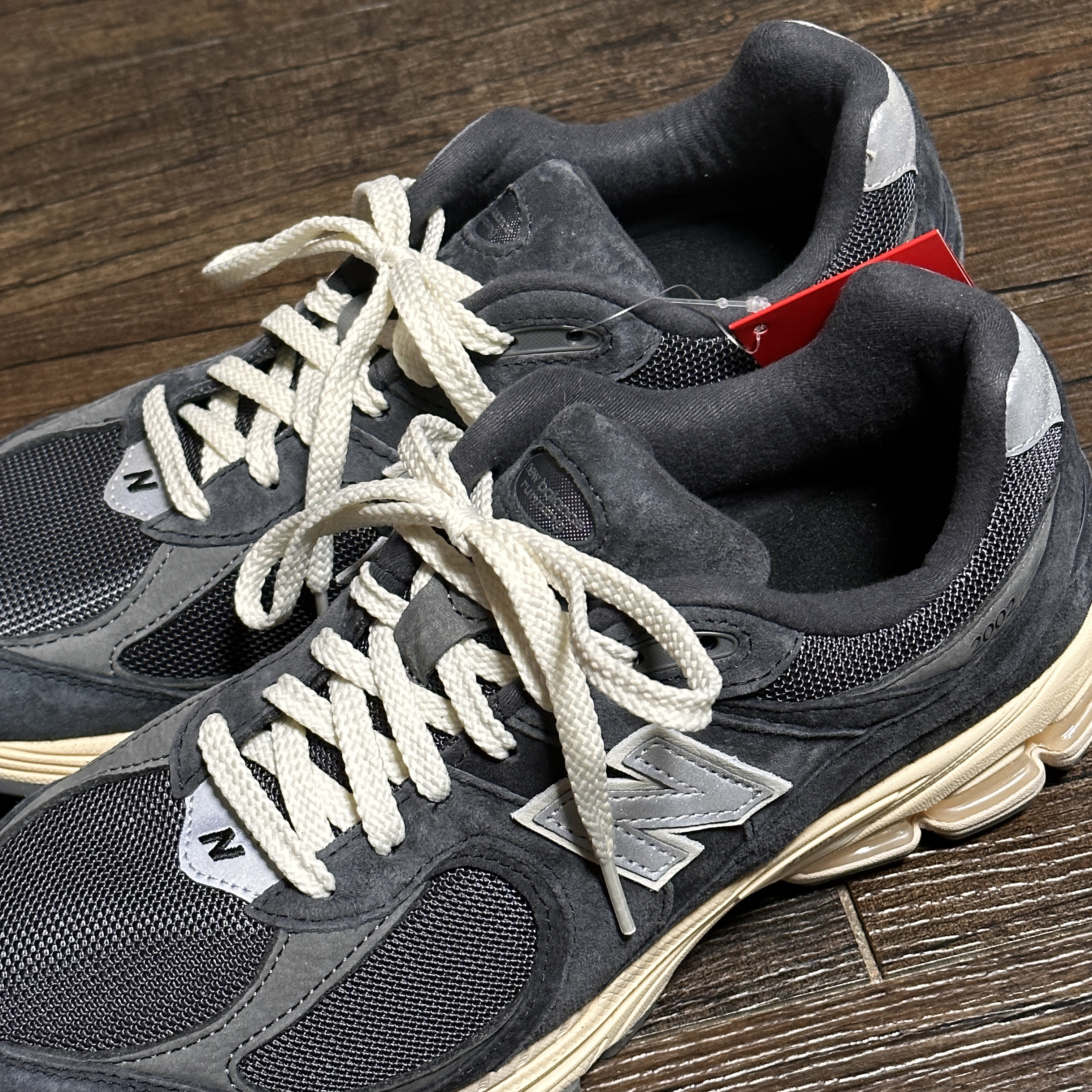New Balance 2002R Special Vintage Black Grey 착용 스타일