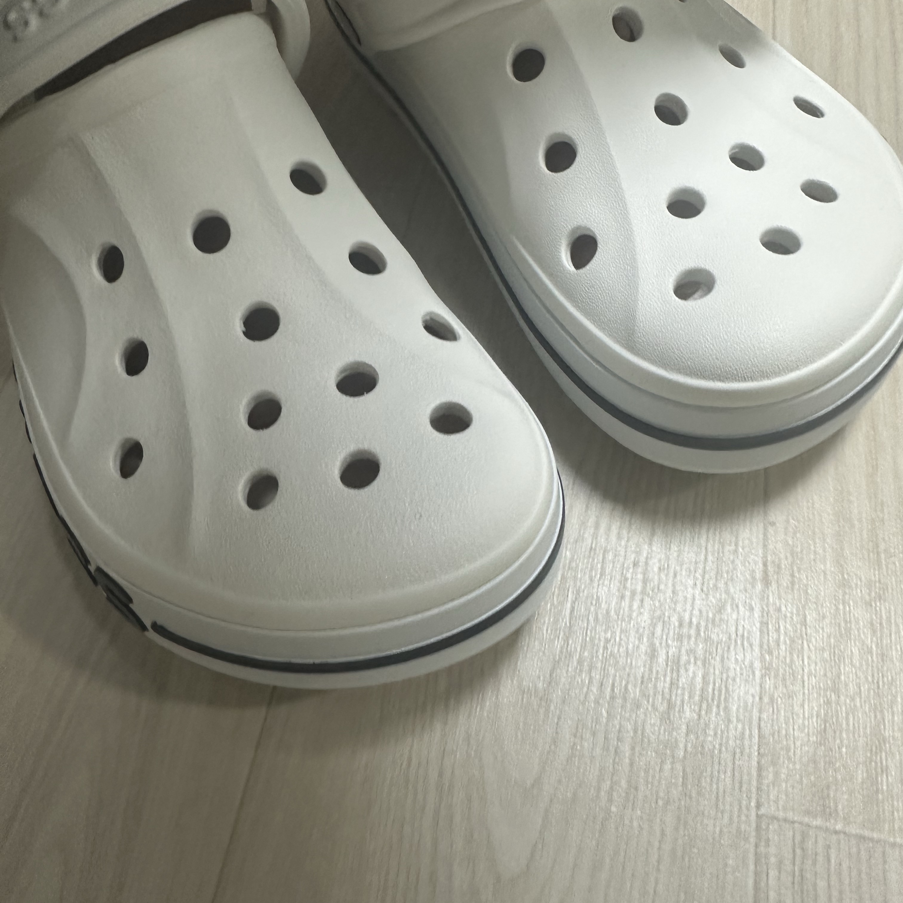 Crocs Bayaband Clog White Navy 착용 스타일