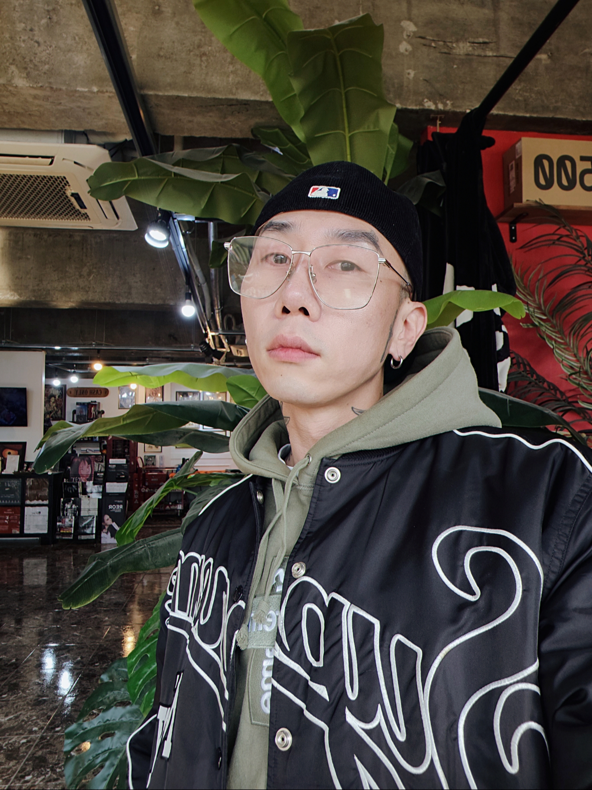 Project G/R Oversized Convertible Cargo Pants Coated Black, Essentials x New Era Corduroy 59FIFTY Fitted Cap Walnut 착용 스타일 - 5
