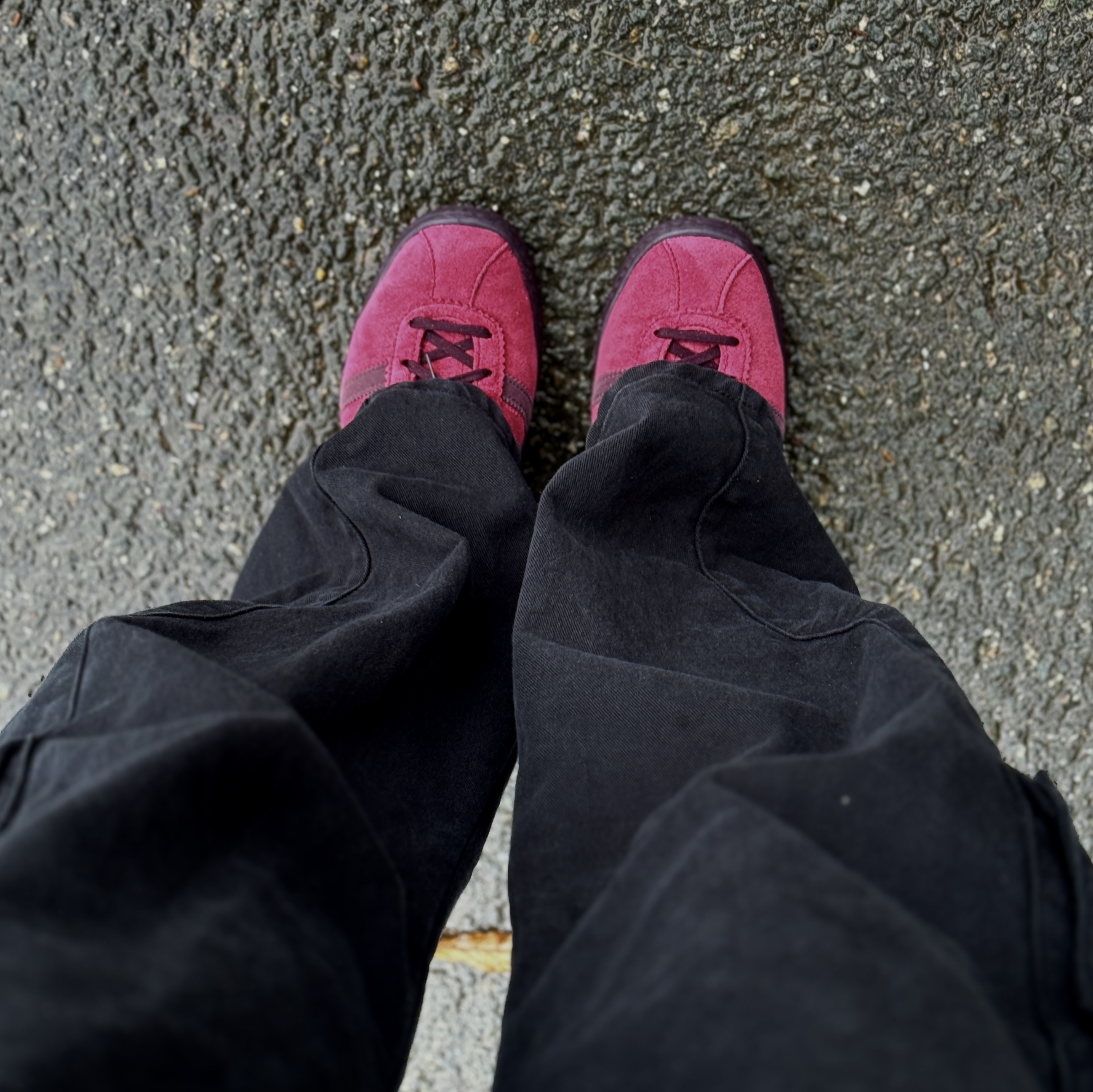 Adidas Tobacco Gruen Collegiate Burgundy 착용 스타일