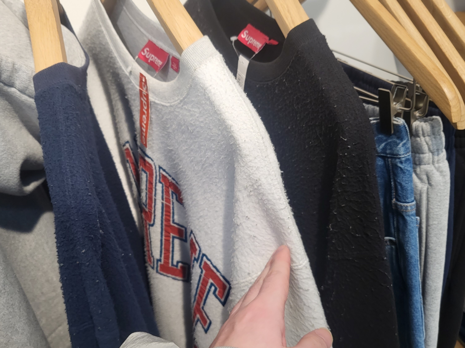 Supreme Inside Out Crewneck Black - 23FW, Supreme Inside Out Crewneck Ash Grey - 23FW 착용 스타일 - 1