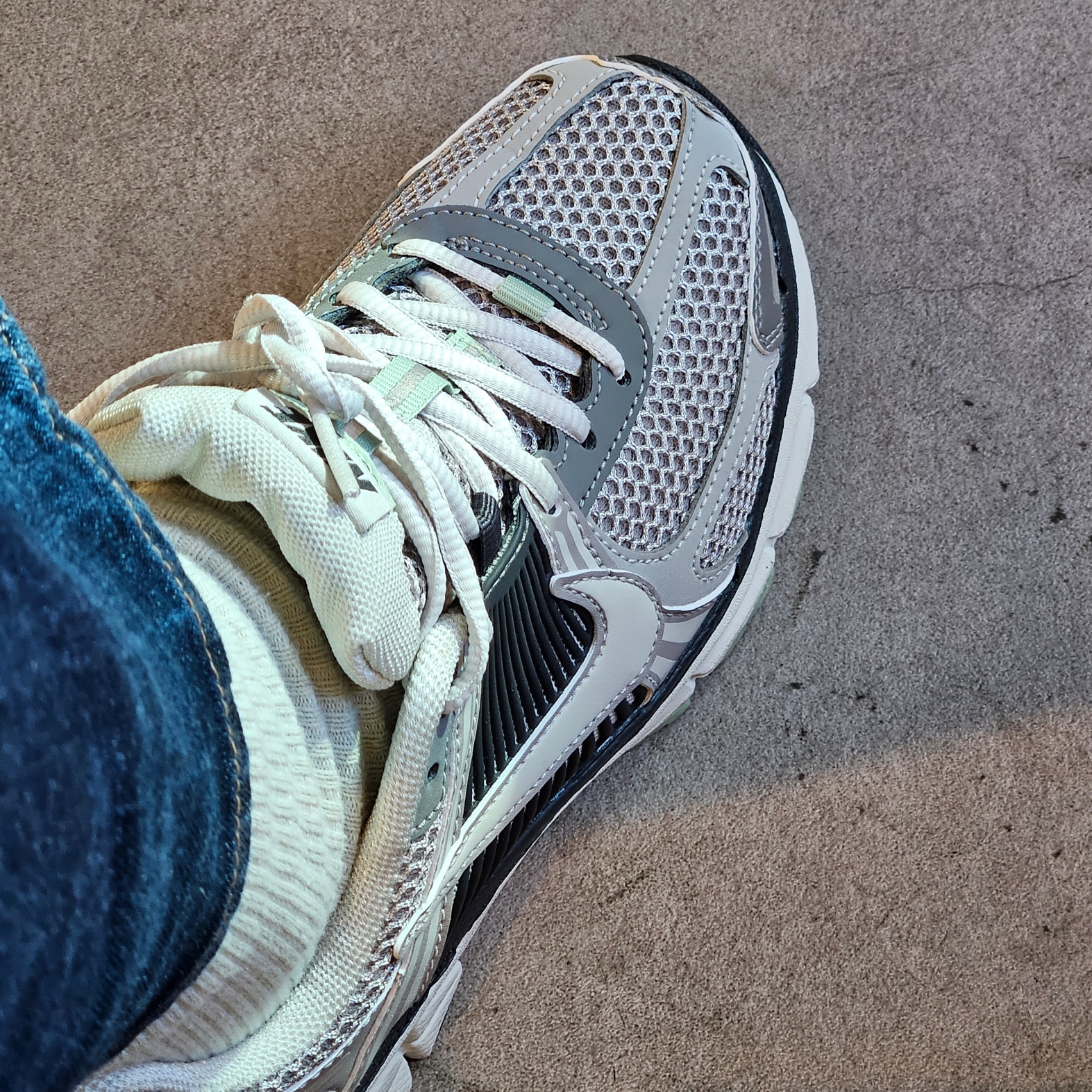 (W) Nike Zoom Vomero 5 Cobblestone and Flat Pewter 착용 스타일