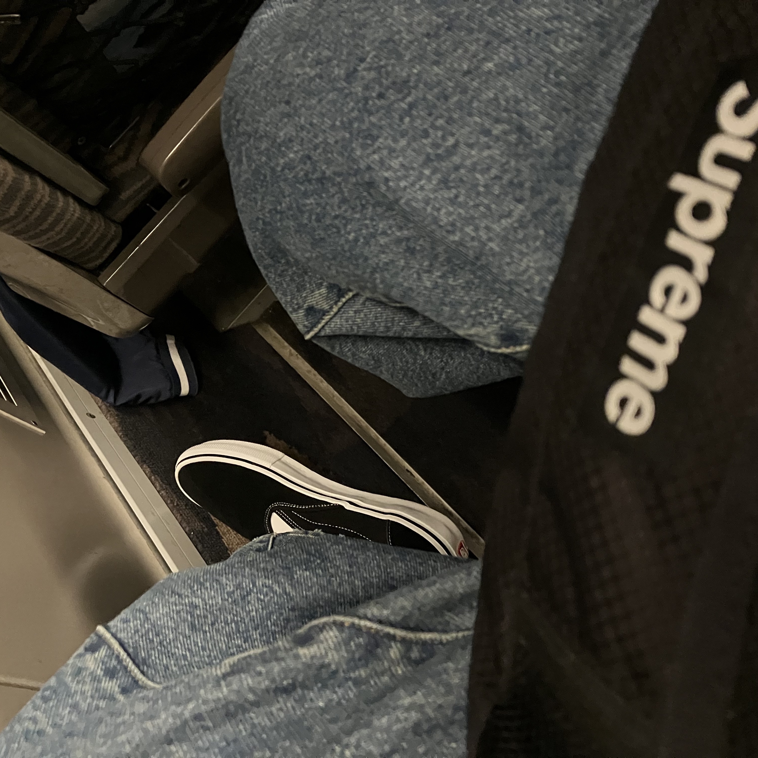 Supreme Small Messenger Bag Black - 22SS, Supreme Baggy Jean Washed Indigo - 23FW 착용 스타일