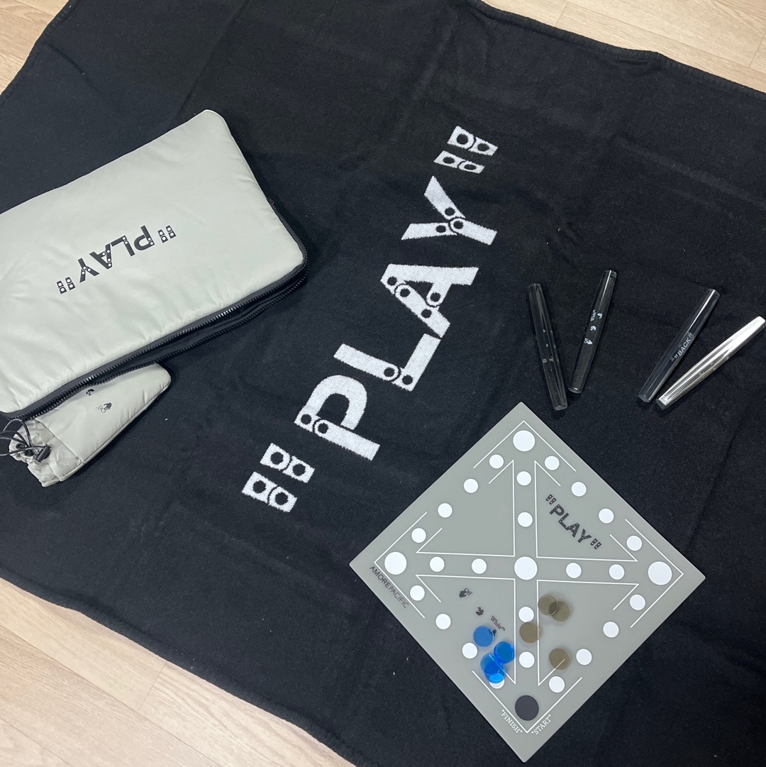Off-White x Amore Pacific Play Kit 착용 스타일