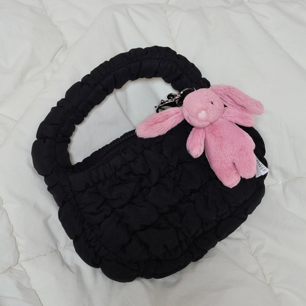 COS Quilted Micro Bag Black, Jellycat Bashful Bunny Bag Charm Pink 착용 스타일