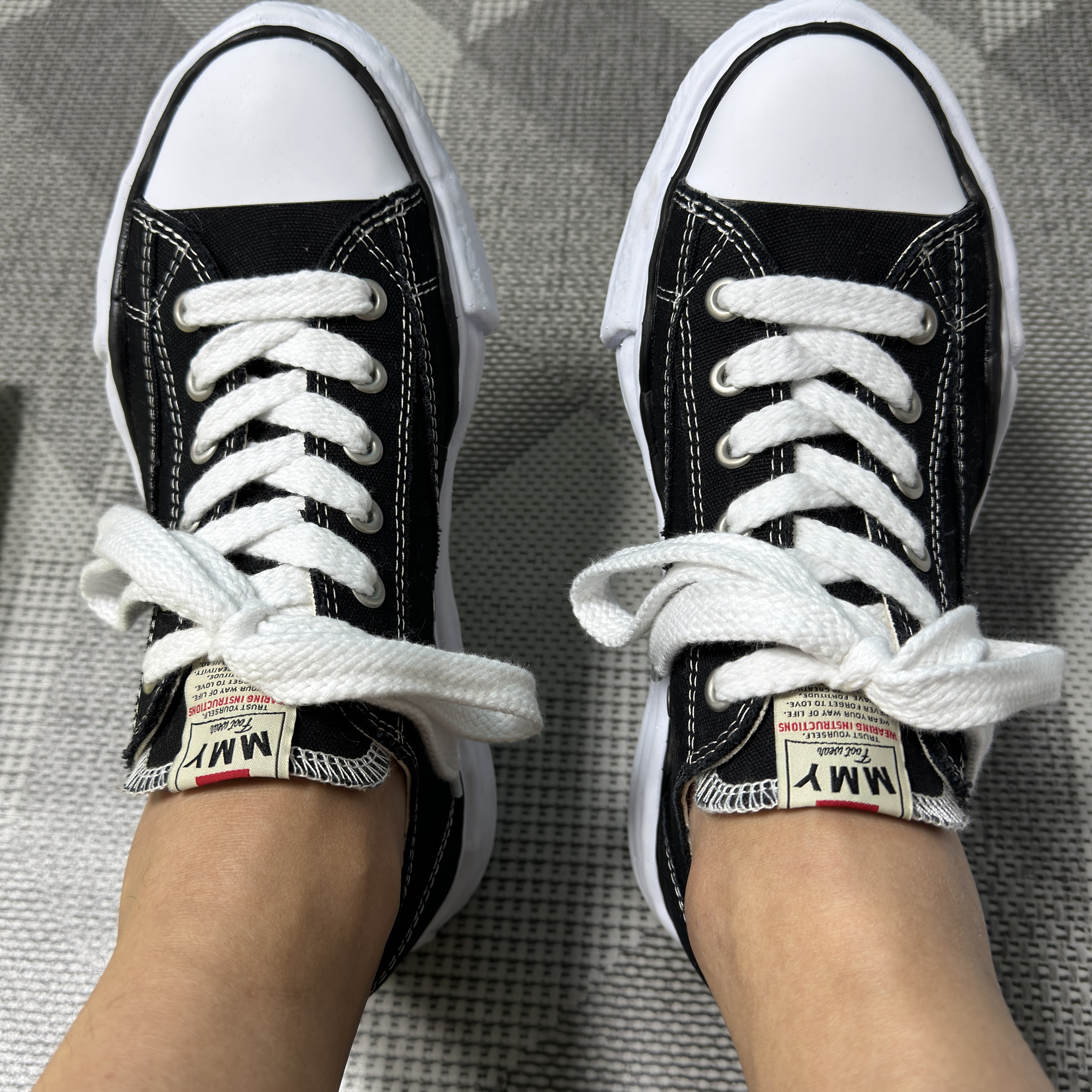 Maison Mihara Yasuhiro Peterson OG Sole Canvas Low Sneakers Black 착용 스타일 - 4
