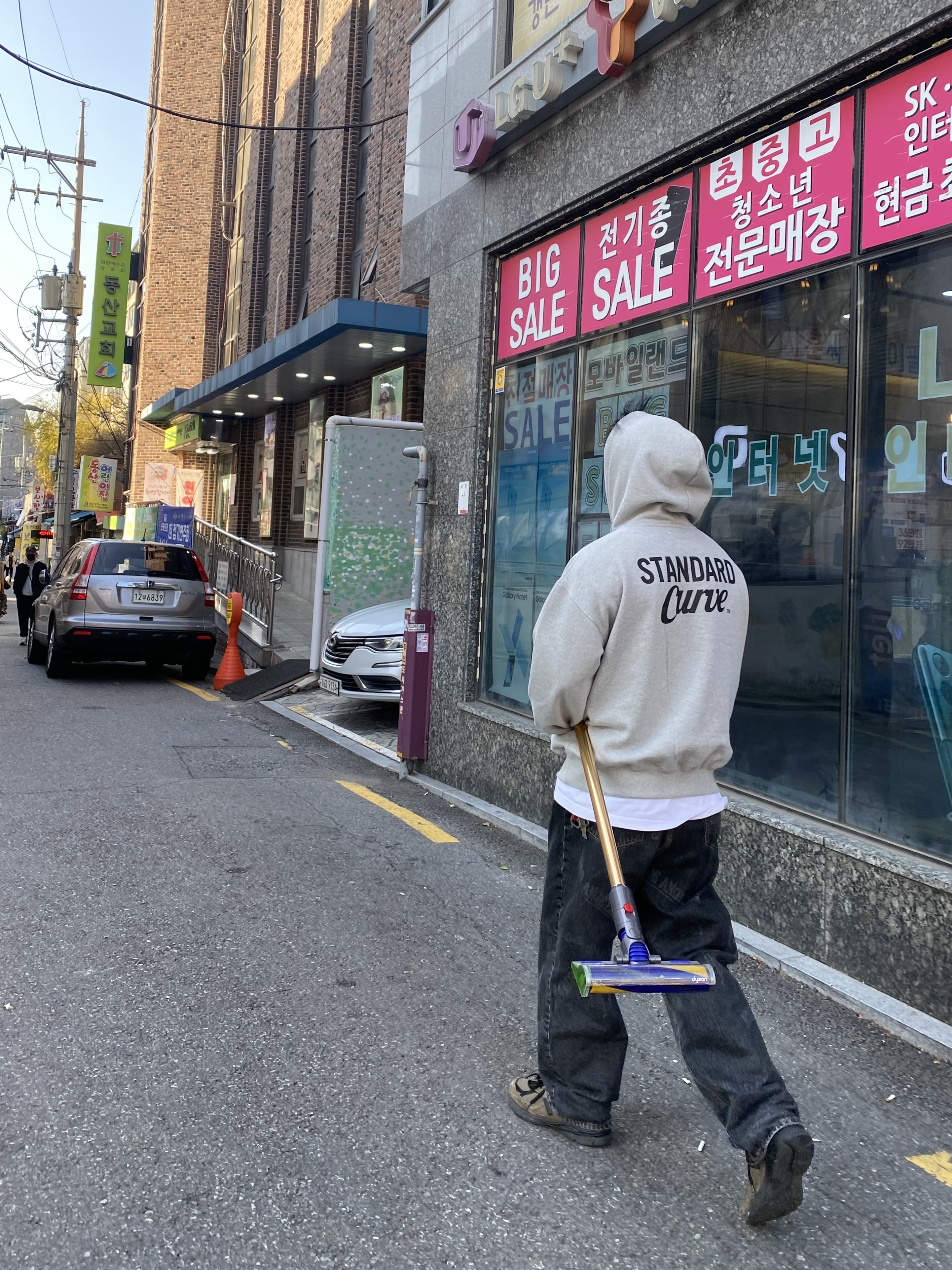 Stussy Worldwide Big OL' Jeans Black, New Balance x JJJJound 990v3 Brown Black 착용 스타일 - 1