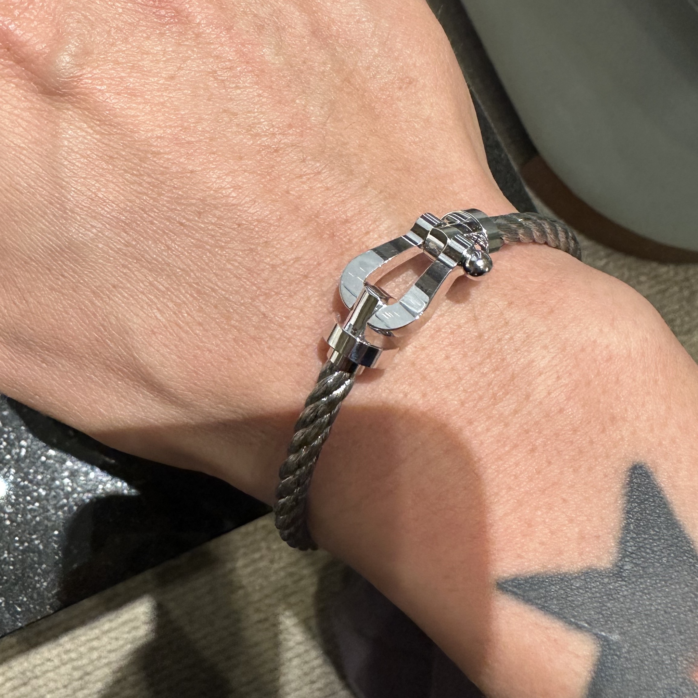 Fred Force 10 Steel Cable Bracelet Large 18K White Gold, Tiffany & Co. Tiffany T1 Wide Hinged Bangle Rose Gold 착용 스타일 - 5