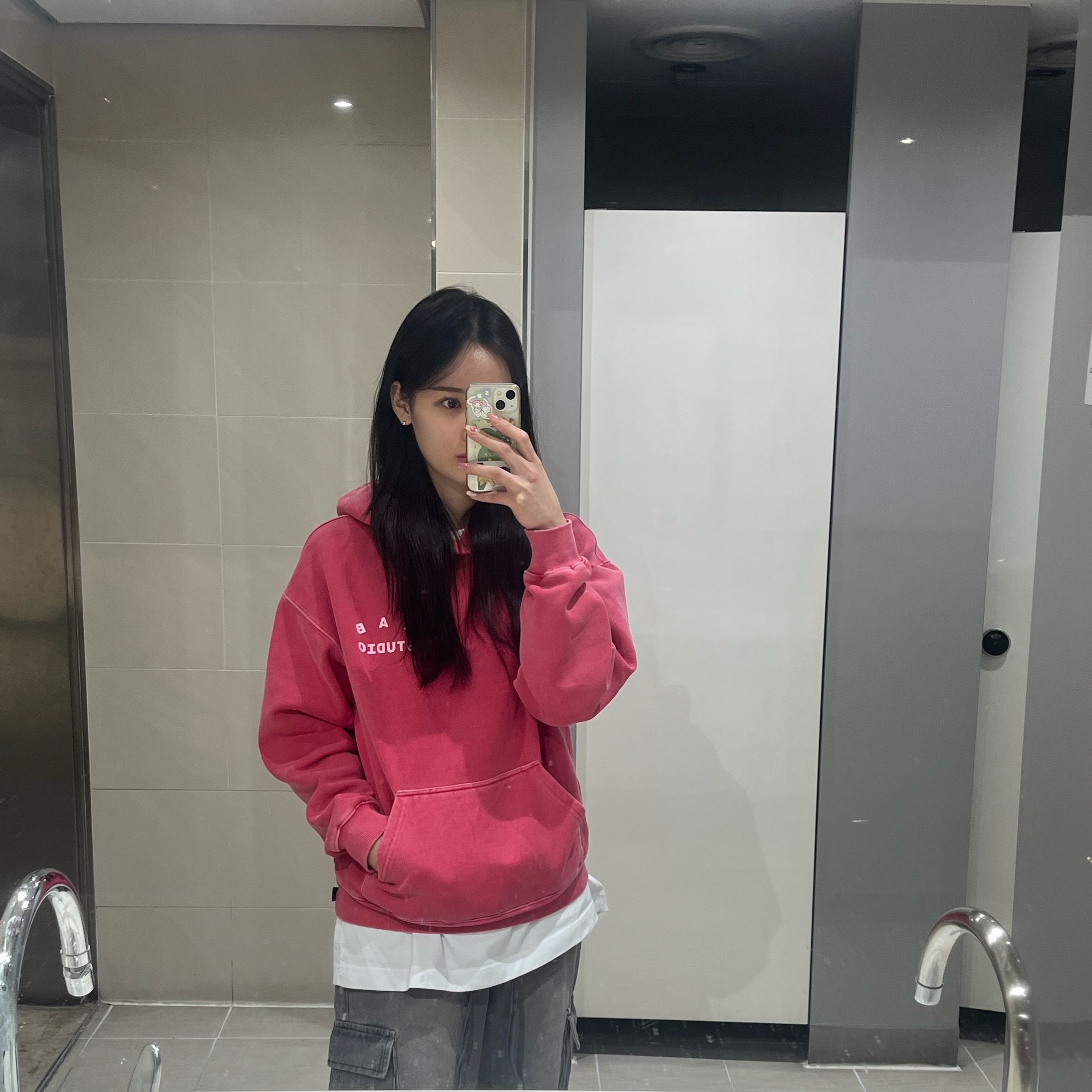 IAB Studio Pigment Hoodie & Sack Coral 착용 스타일