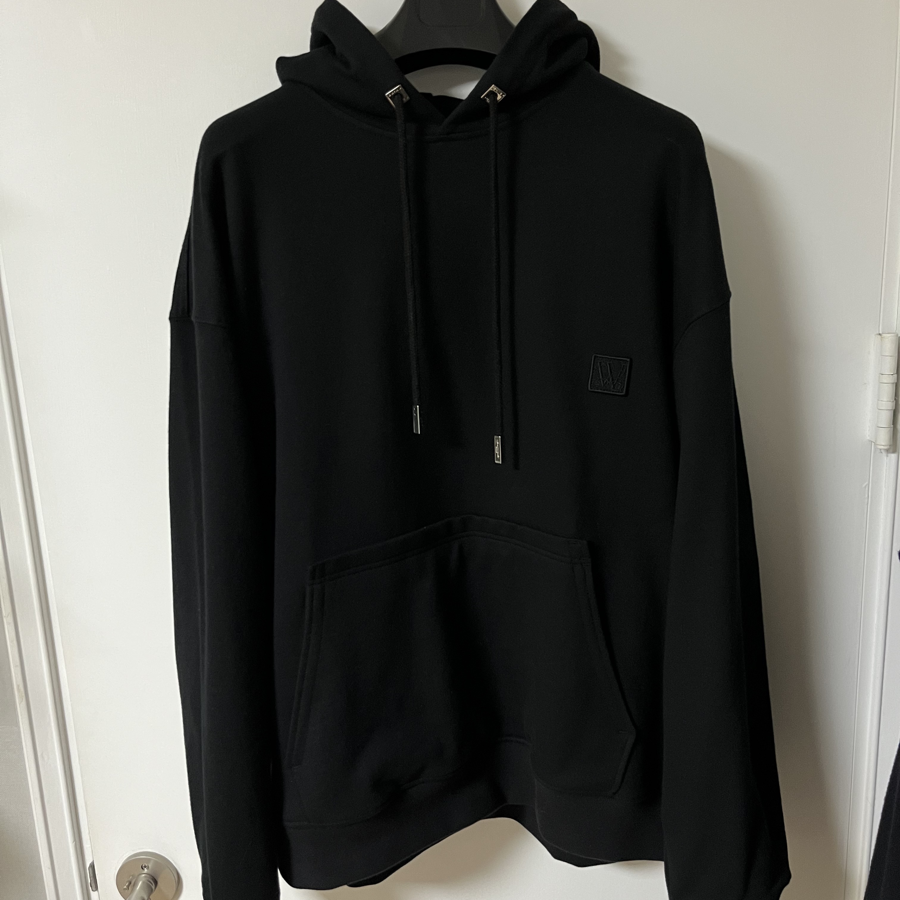 Wooyoungmi Frame Back Logo Hooded Sweatshirt Black - 23SS 착용 스타일
