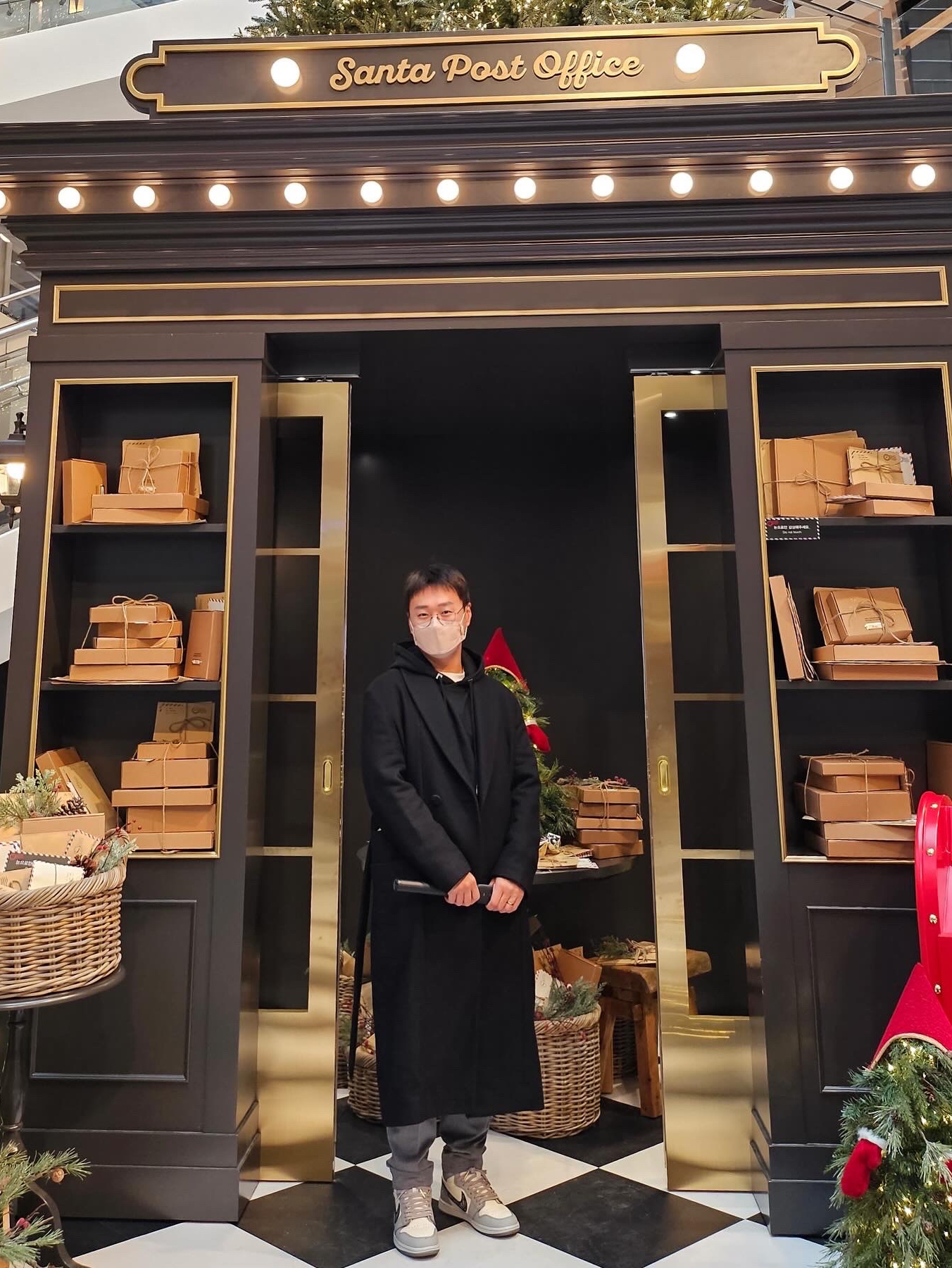 Wooyoungmi Flower Back Logo Hoodie Black - 23FW, Wooyoungmi Robe Coat Black 착용 스타일 - 1