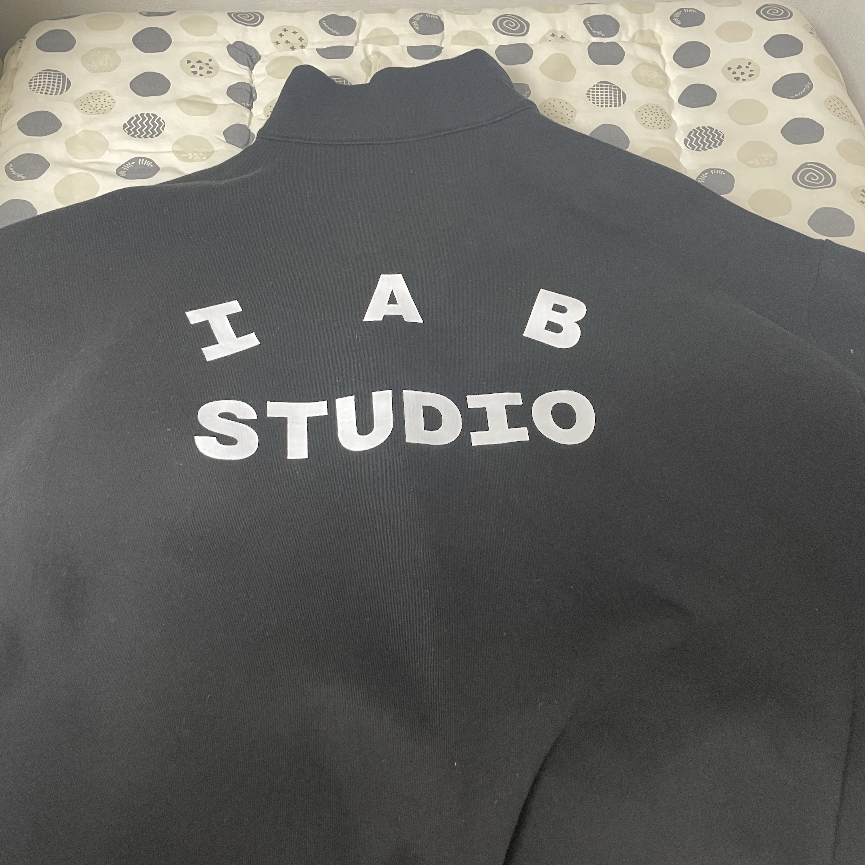 IAB Studio Half Zip-Up Black White 착용 스타일