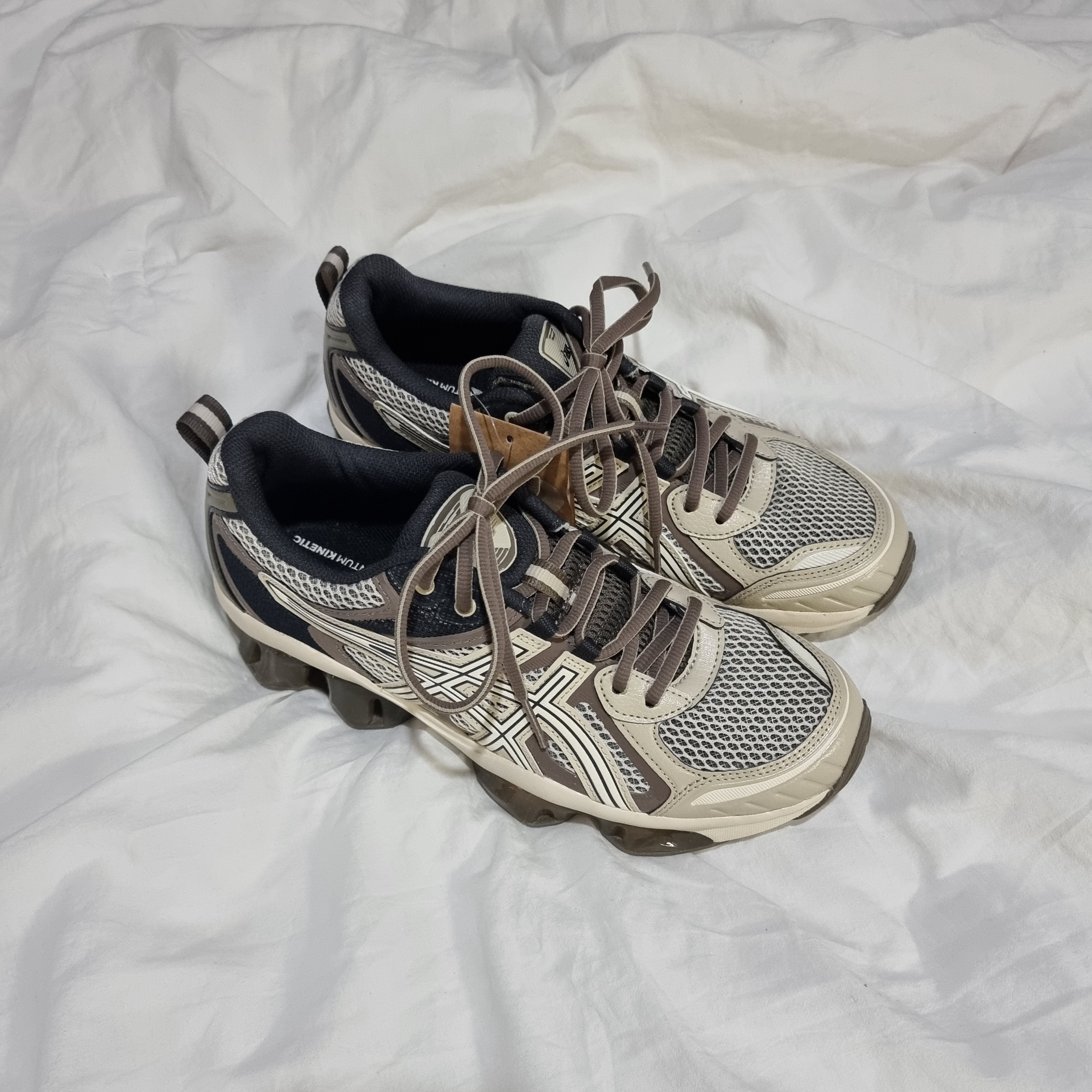 Asics Gel-Quantum Kinetic Birch Dark Taupe 착용 스타일