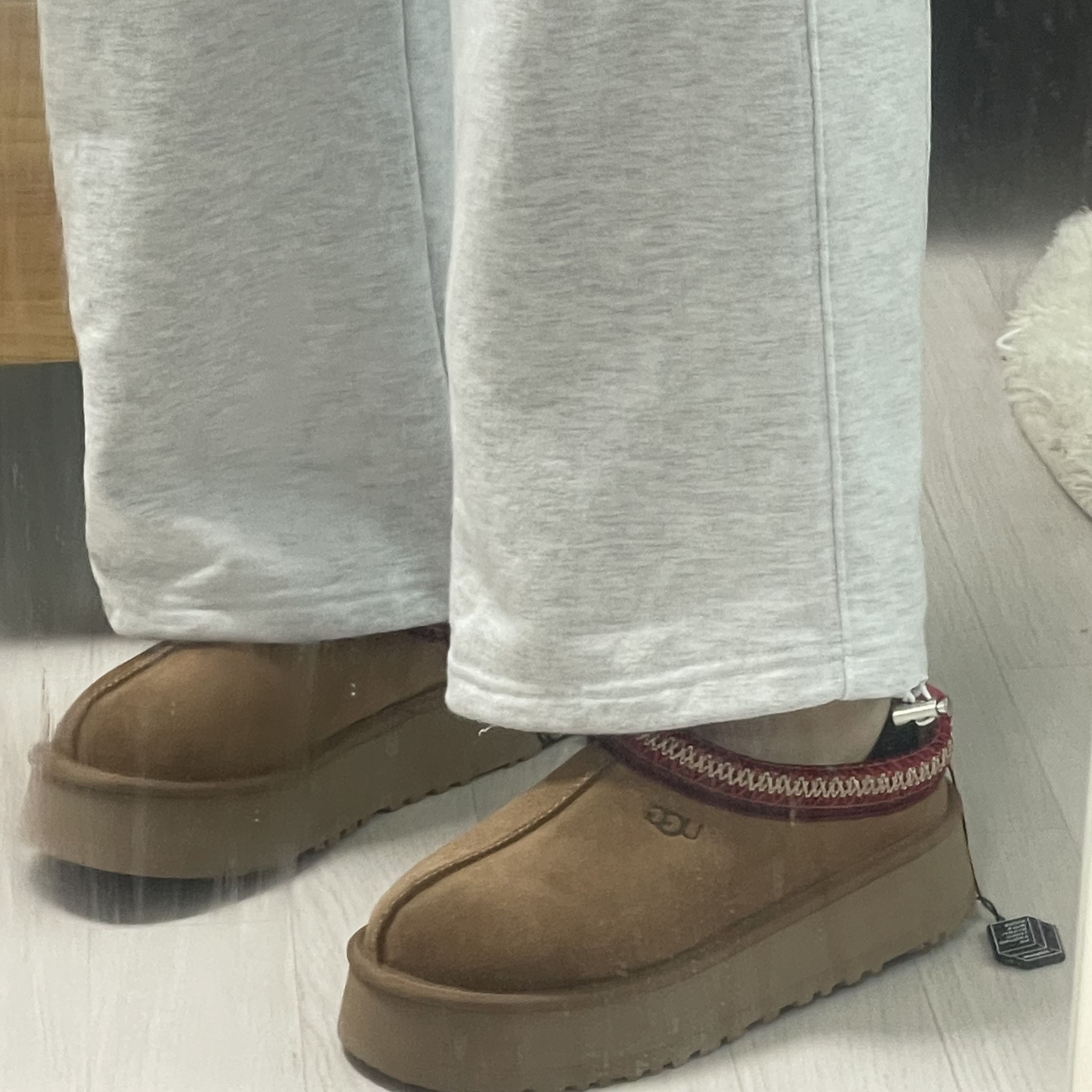 (W) UGG Disquette Slipper Chestnut 착용 스타일 - 1