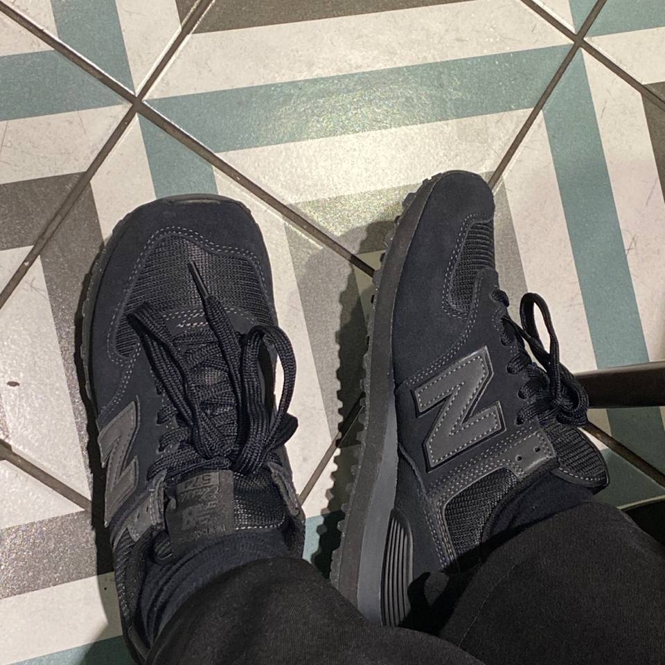 New Balance 574 Triple Black - D Standard 착용 스타일